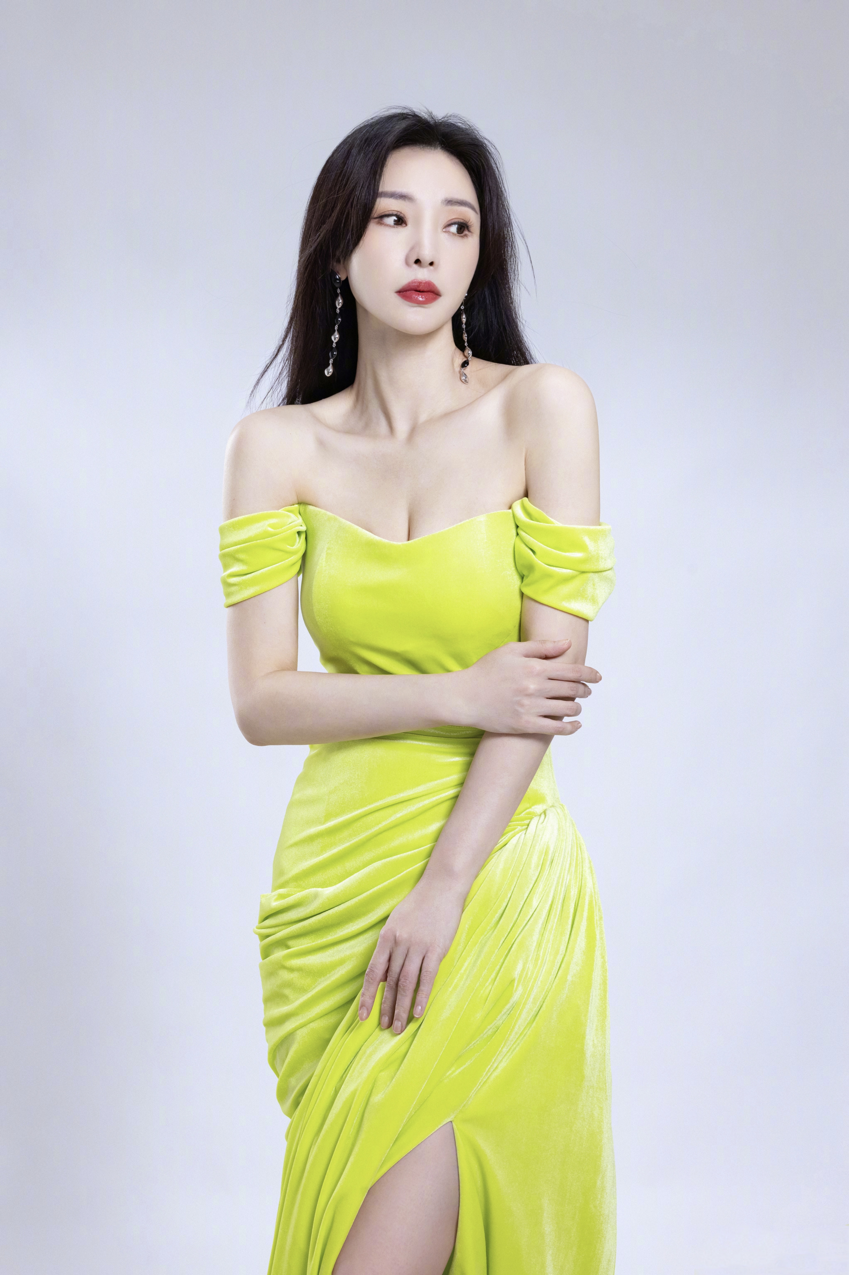 柳岩身着一条明艳的黄色抹胸连衣裙,展现出她优雅性感的魅力.