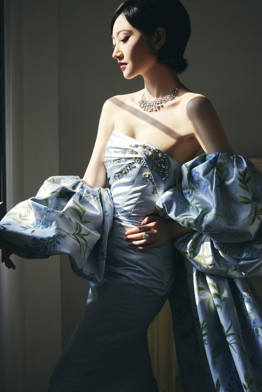 景甜身着抹胸连衣裙,气质优雅而性感.