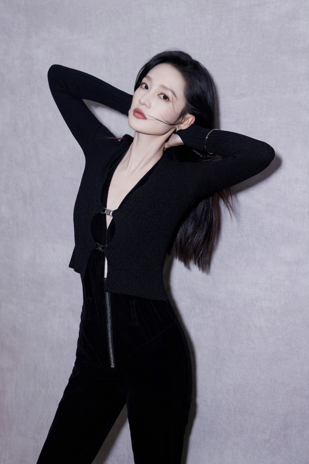 李沁一身黑色紧身穿搭,突显腰细腿长完美比例,身材保持的不是一般几点