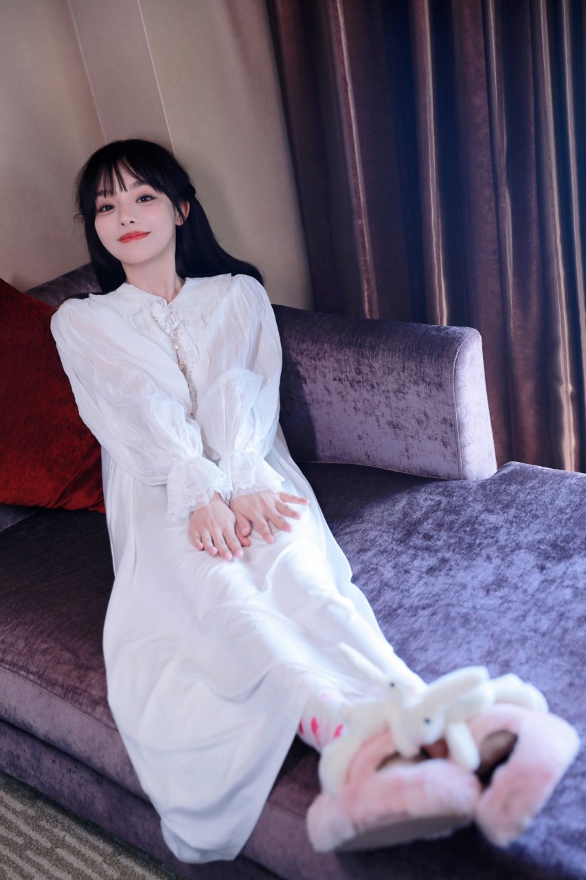 黄霄云身着白衣长裙,蕾丝花边,如同云端的公主,优雅而神秘.