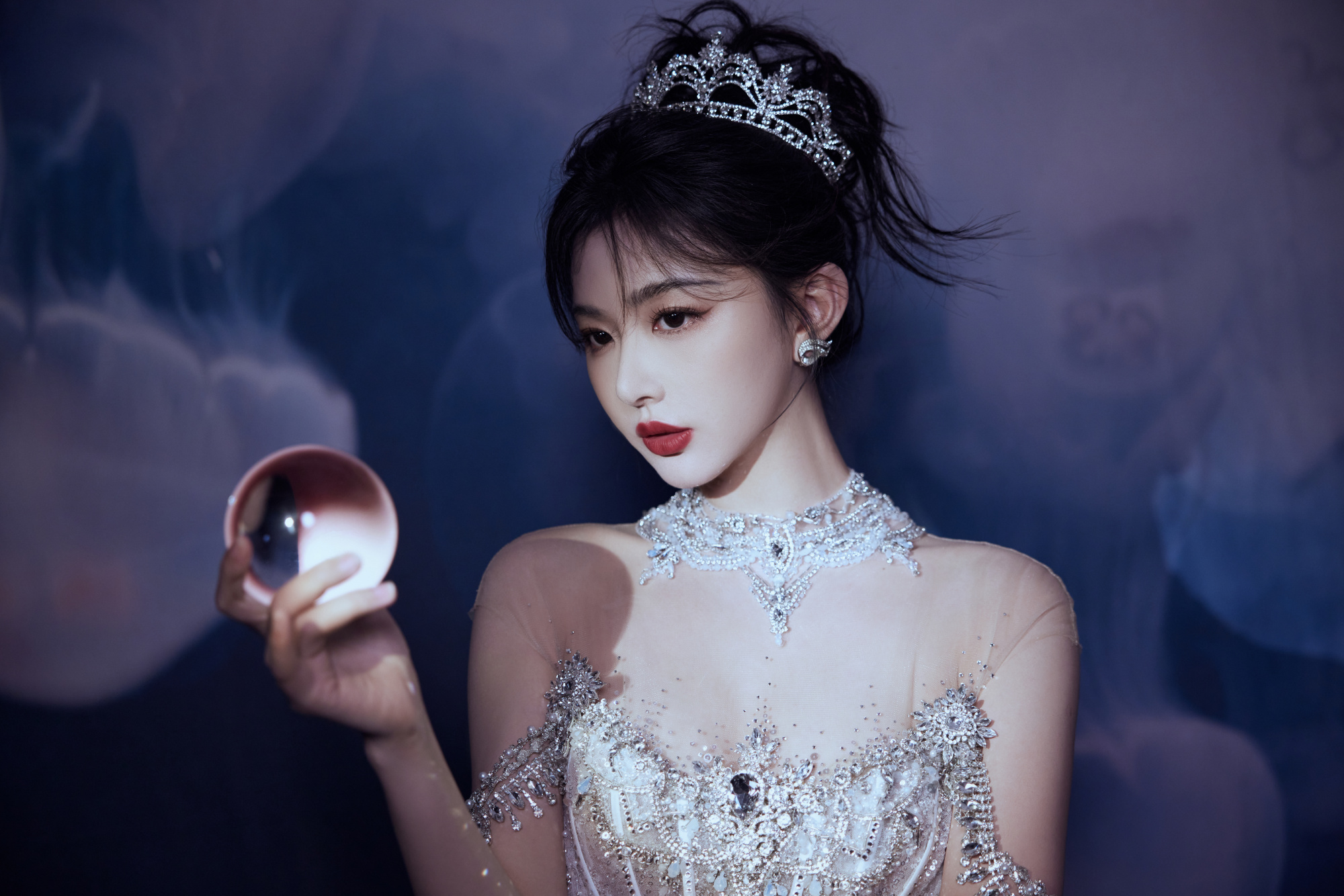 孔雪儿身着璀璨夺目的钻石抹胸连衣裙,曼妙玲珑的曲线令人惊叹.