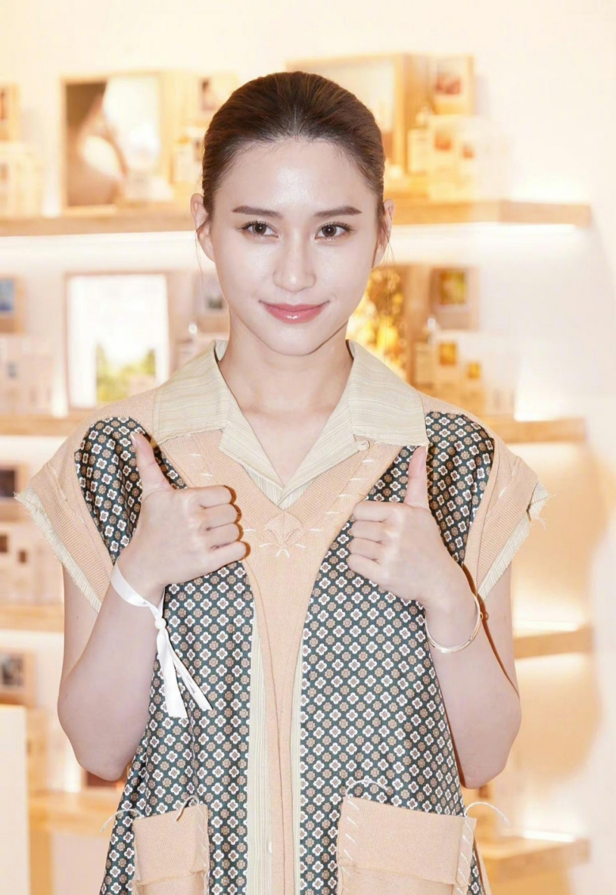 何超莲长得是真的挺漂亮的,面相特别有福气