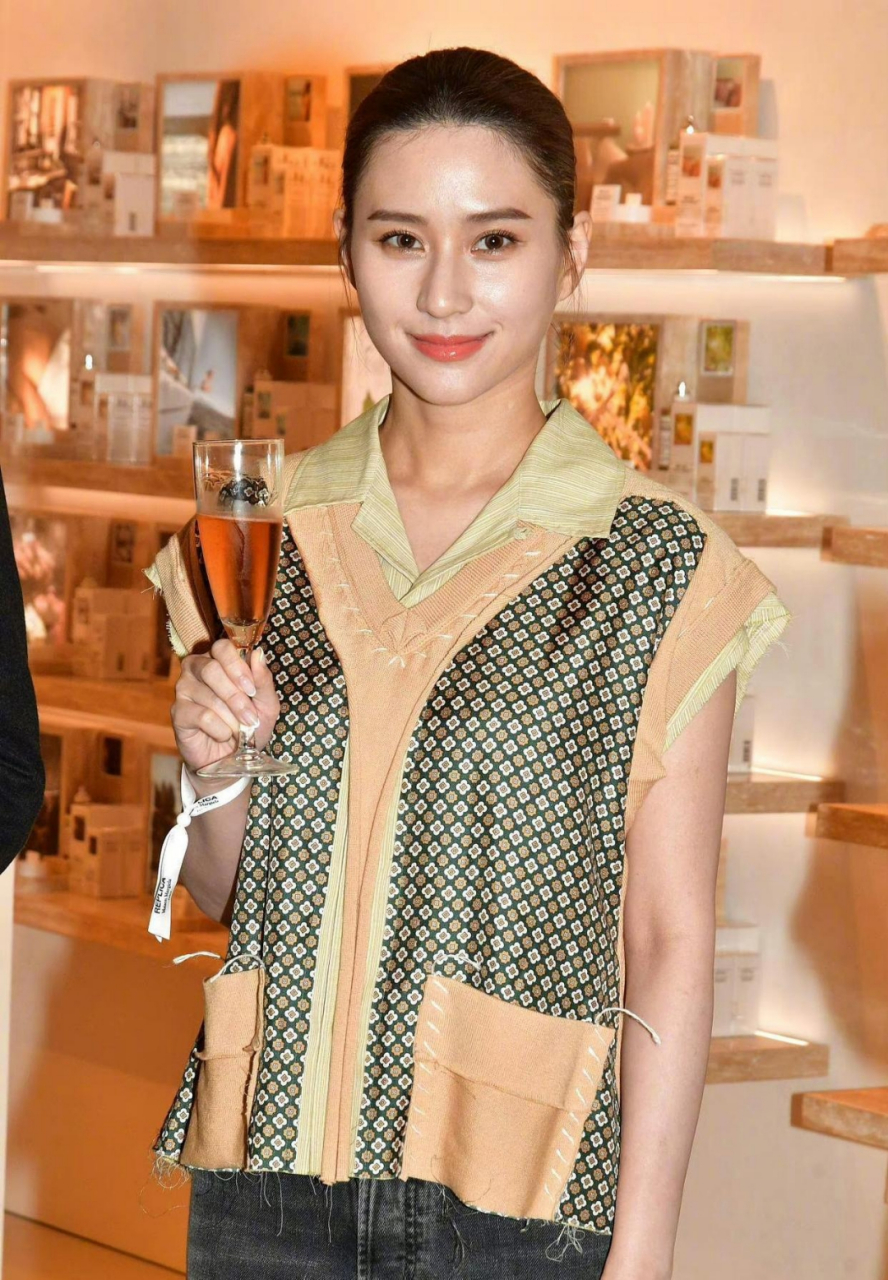 何超莲长得是真的挺漂亮的,面相特别有福气