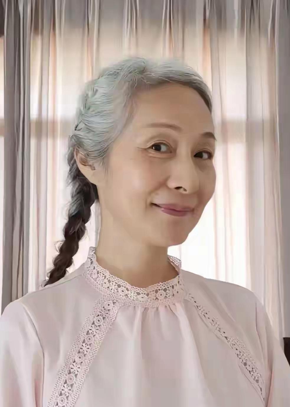 窗外阳光正好,她侧脸温柔,双辫青丝轻摇,刚50来岁