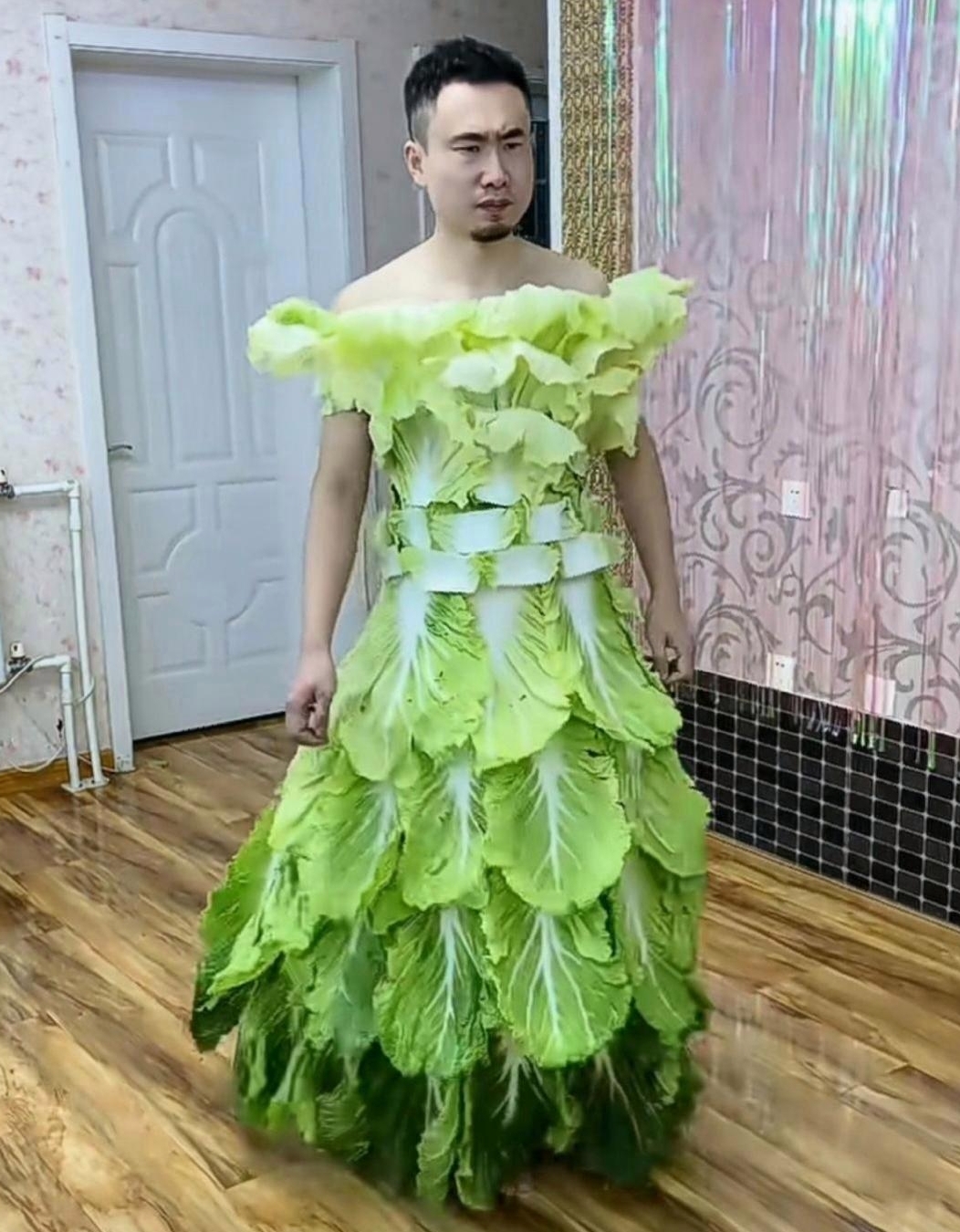 设计服装五花八门,各有特点,其中有一位家长最为特别,用蔬菜做的服装