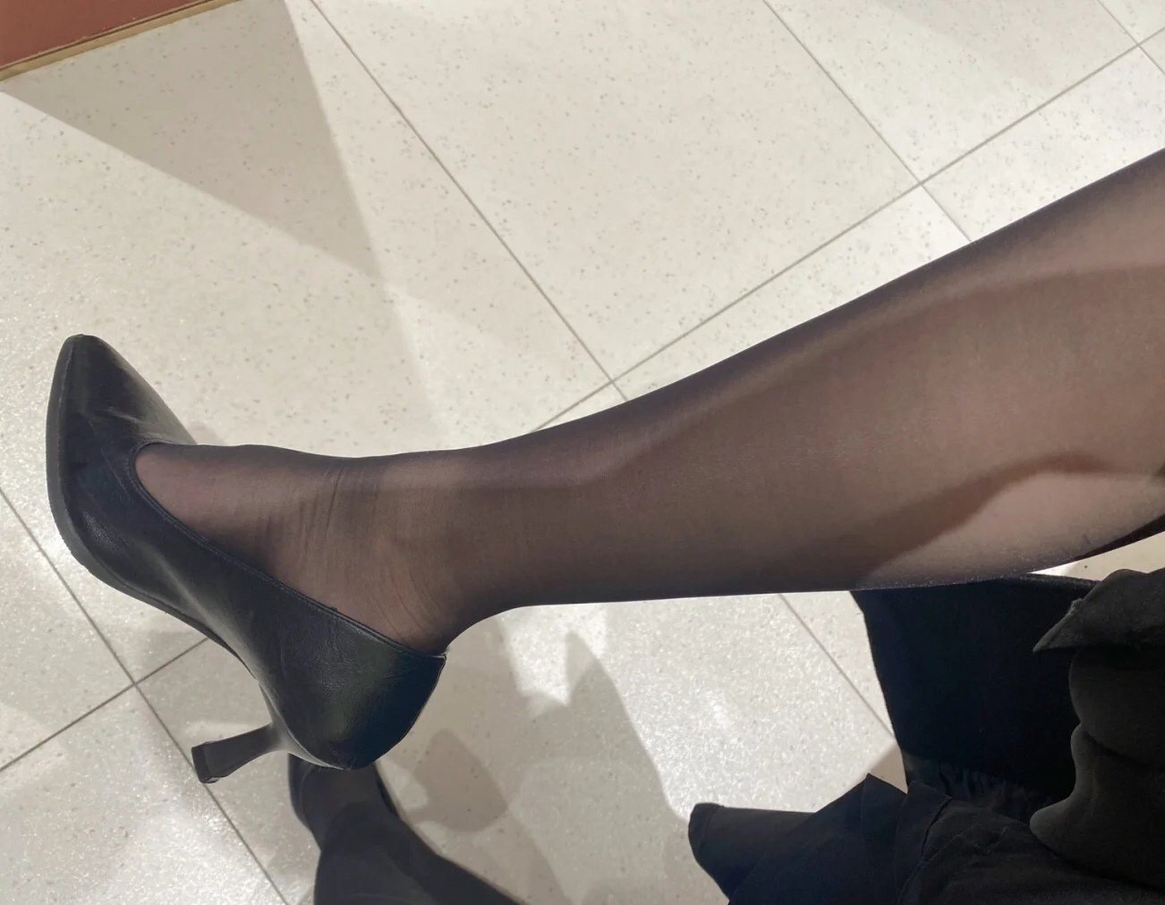 夏天到了～又到了穿袜子的季节～闷热闷热的#丝袜美脚# #美脚# #高跟