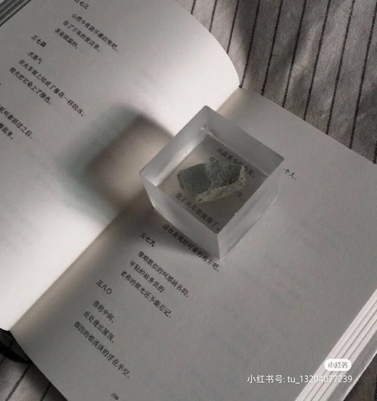 小朋友要记住哦～如果别人用手喂你吃东西,你一定要用手拿,不能用嘴巴