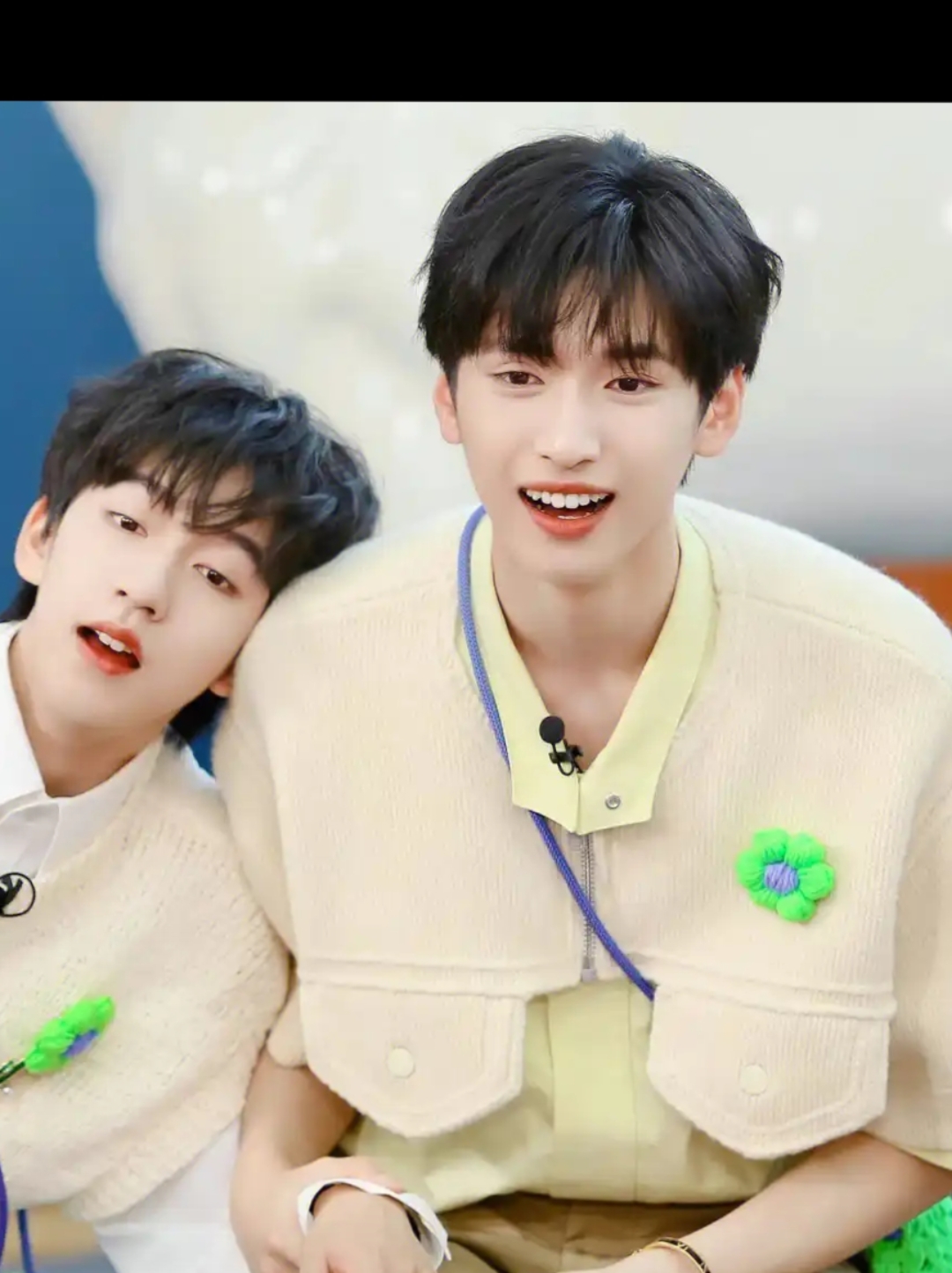 严浩翔和贺峻霖笑容满面地并肩坐着,仿佛世界都亮了起来