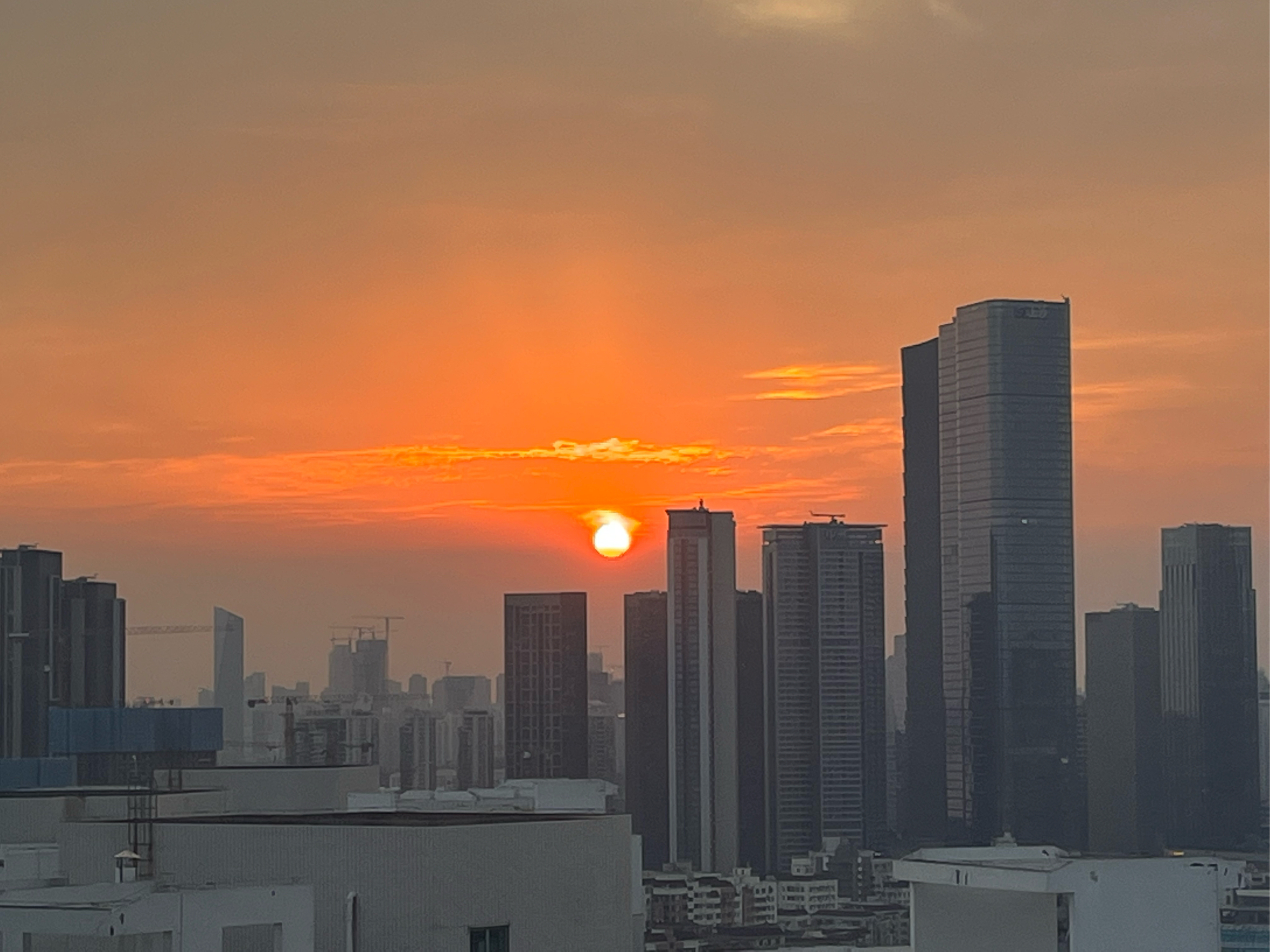 95 夕阳下的城市剪影