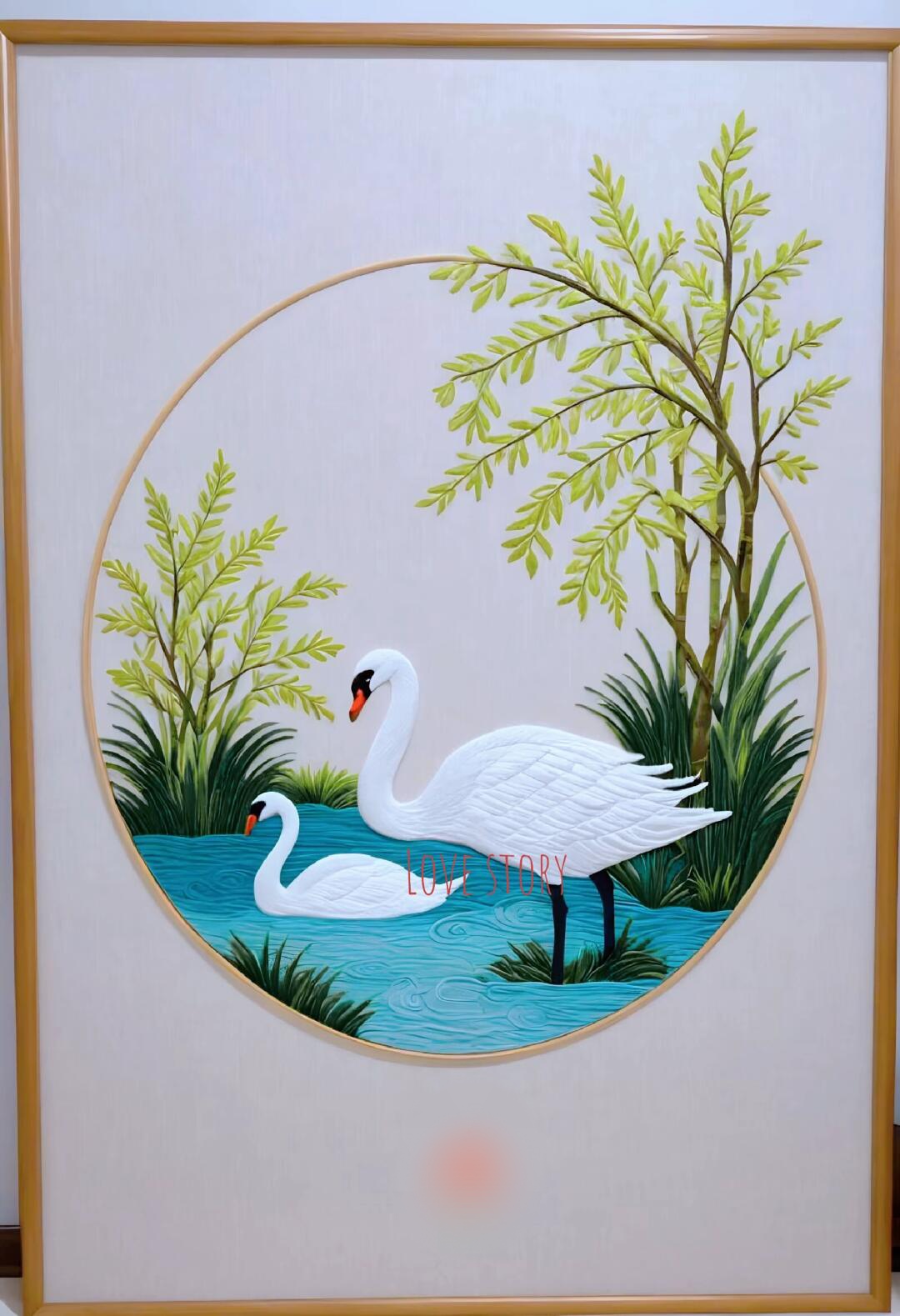 画面中央的两只白天鹅,羽毛被精细地刺绣出来,仿佛每一根羽毛都在