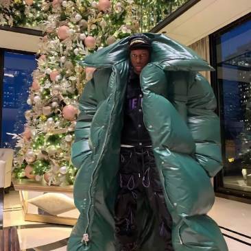 整个衣服似乎是无数个大气泡徂成,衣服肥大,而一个人站在衣服氖是