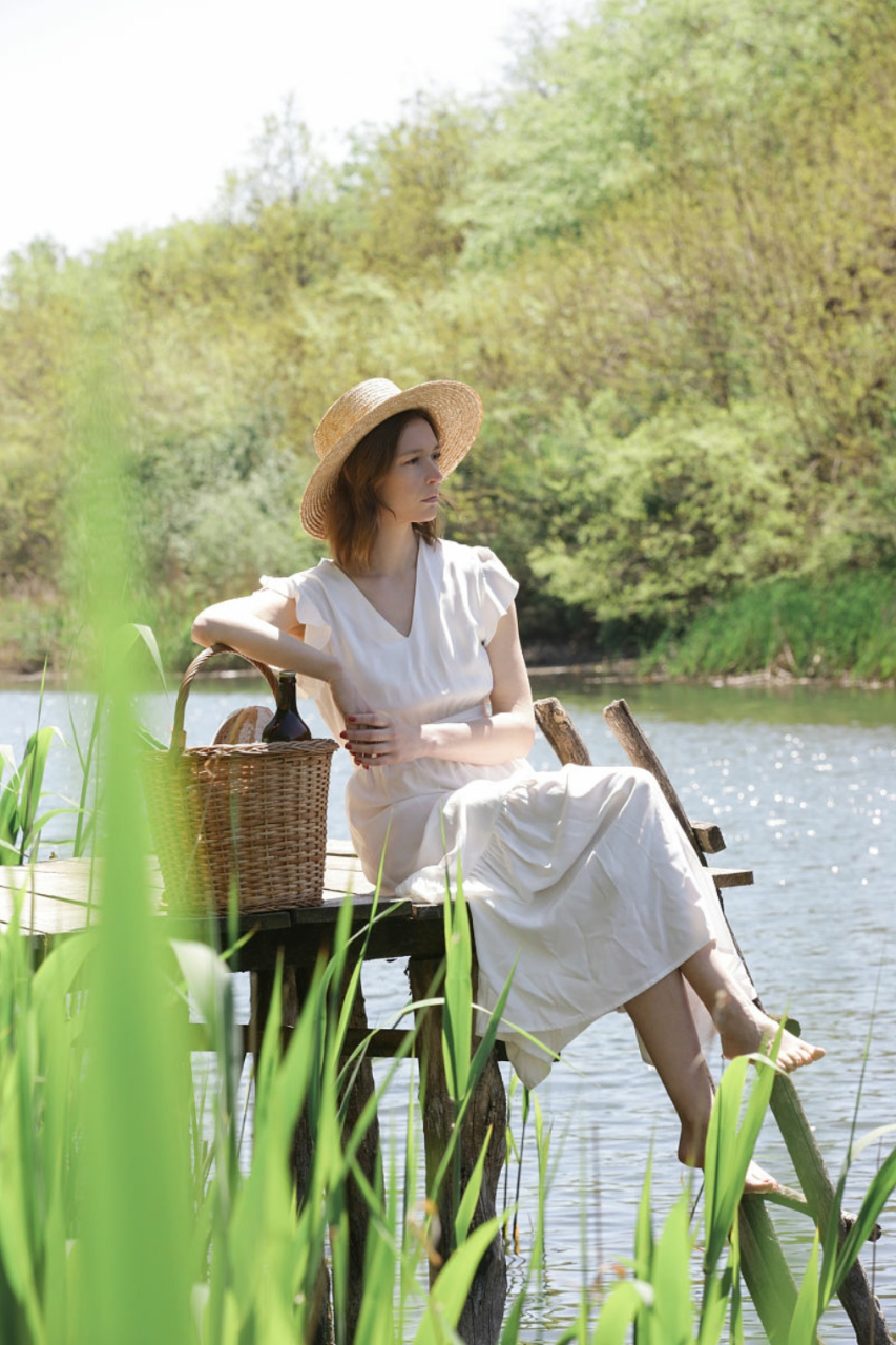 美女睡在草丛中,她与大自然之间建立起了一种独特而微妙的联系.