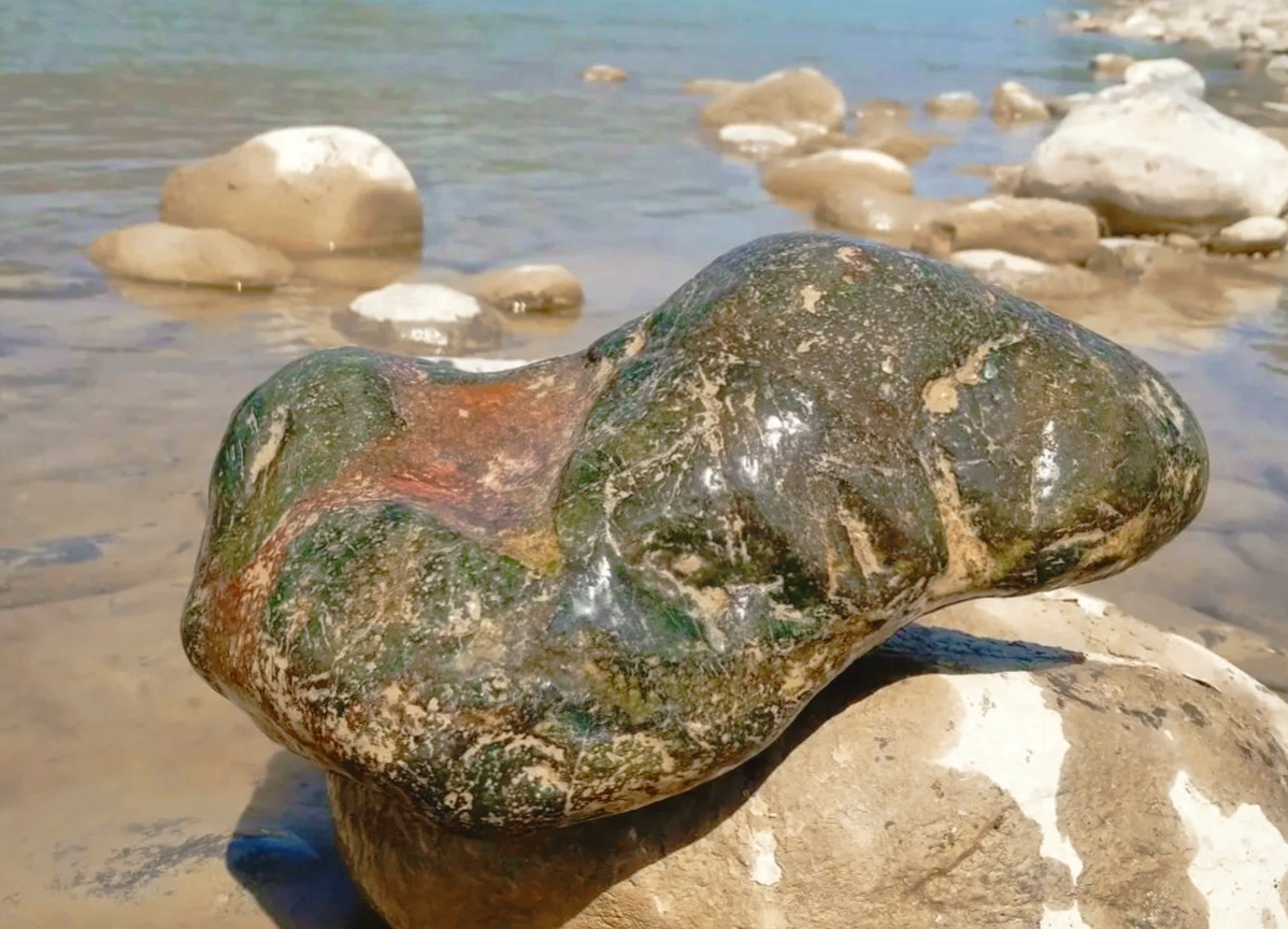 才变成这样.特拍两个石头给朋友们欣赏!#热点引擎计划