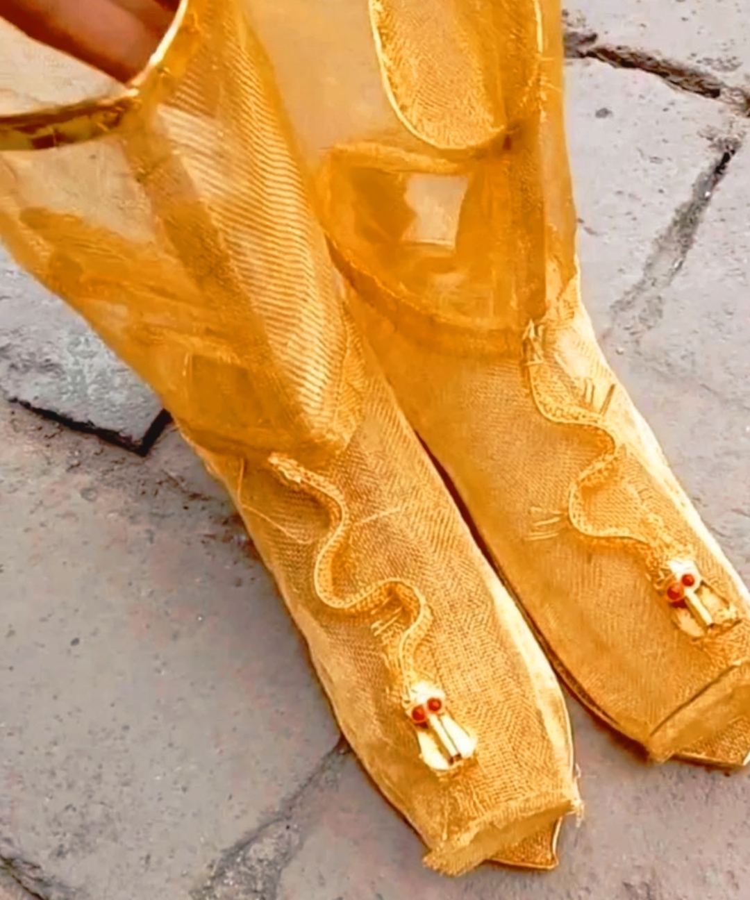 整个鞋子都是用金丝勾勒而成的,在靴子上还有一条栩栩如生的龙