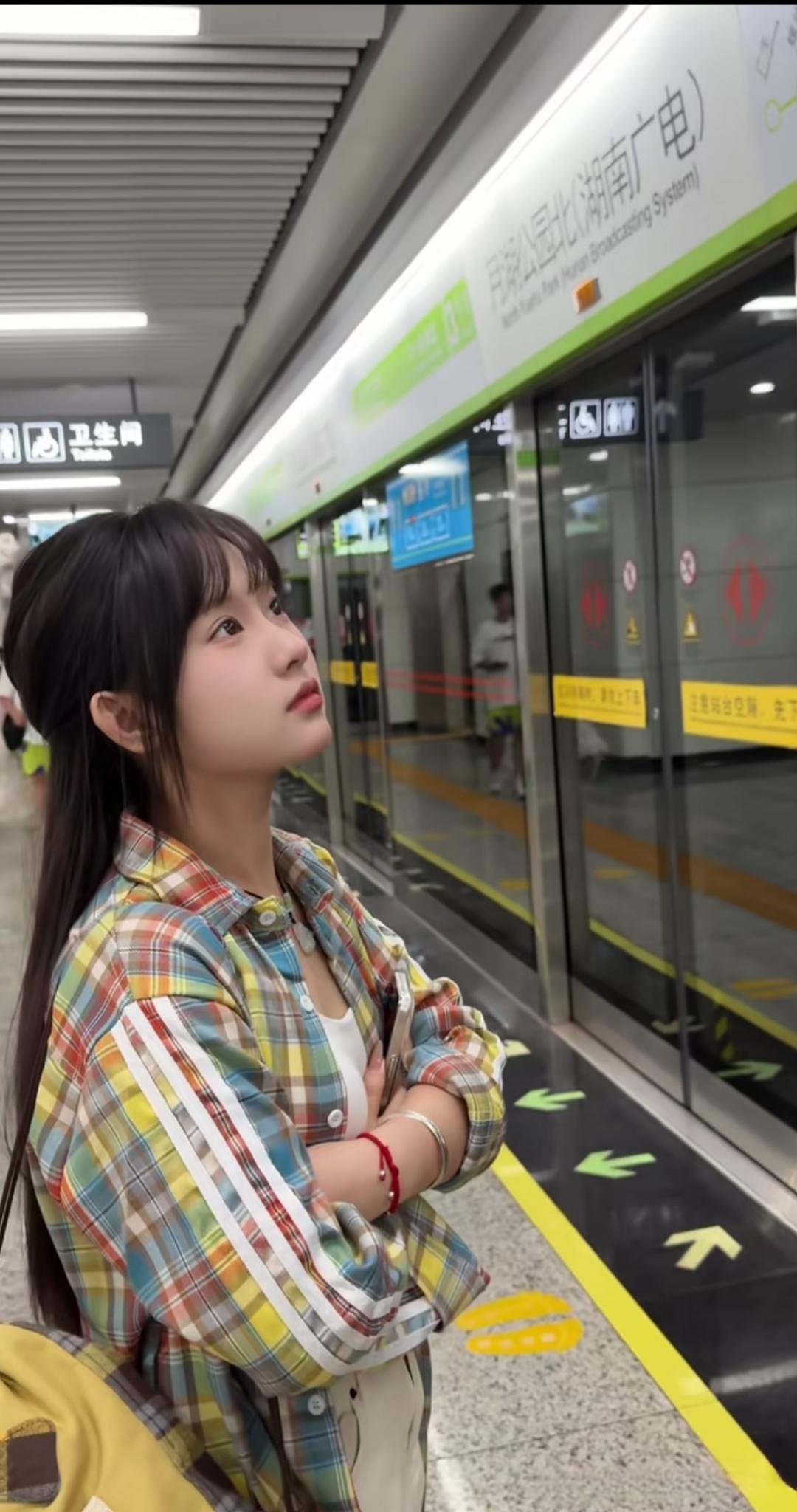 时间到这节骨眼上,本想和你道晚安,可惜人在地铁上,为了生存奔波在路