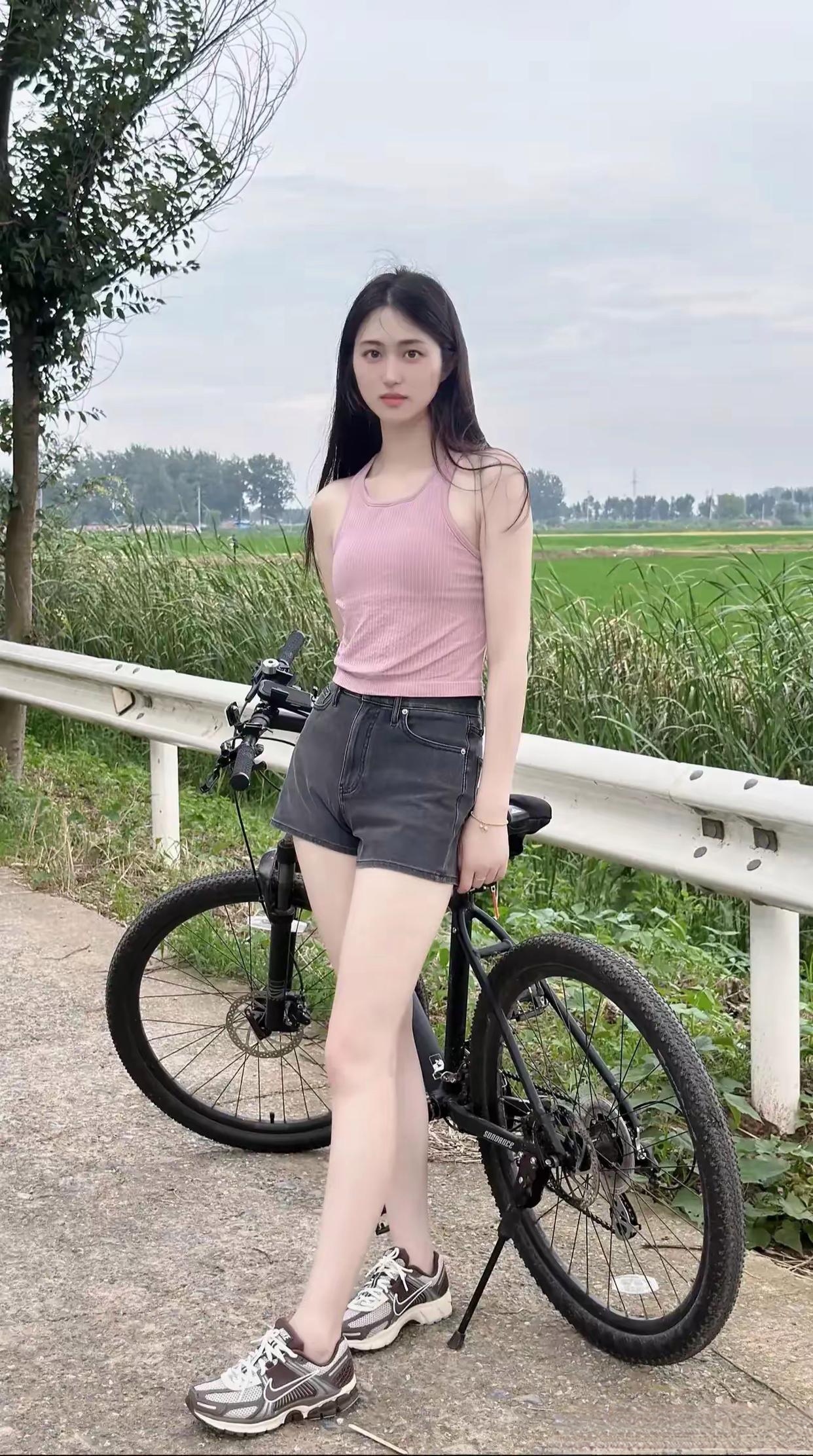 我暗恋已久的同事直勾勾的看着我,堵住了我上班的必经之路,她是怎么