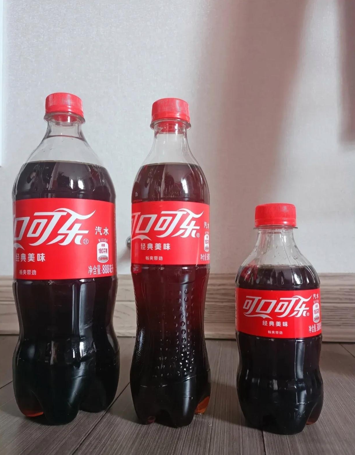 今天去超市买可乐时,孩子说要喝,我发现 500 毫升的小瓶可乐每瓶售价