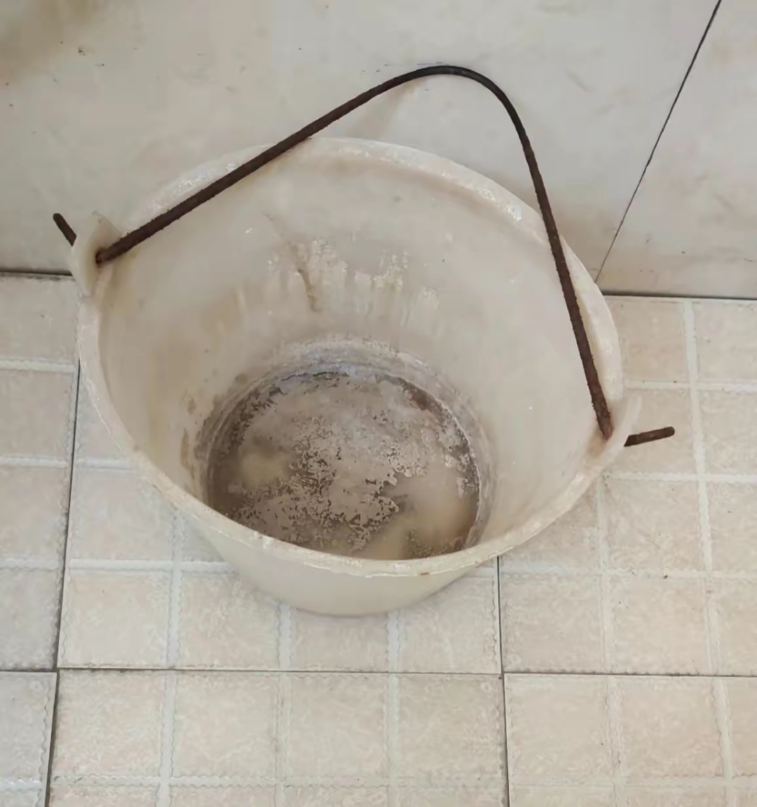 不管是冬天还是夏天,阴天还是晴天,她每天晚上都会把尿桶提到屋里面