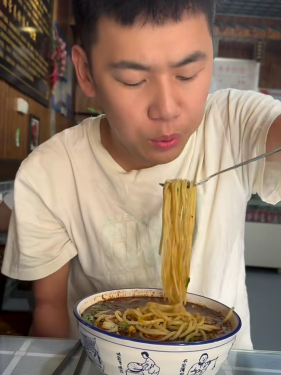 让我们积极面对生活中遇到的各种困难和不入意,乐观进取,象这位帅哥一