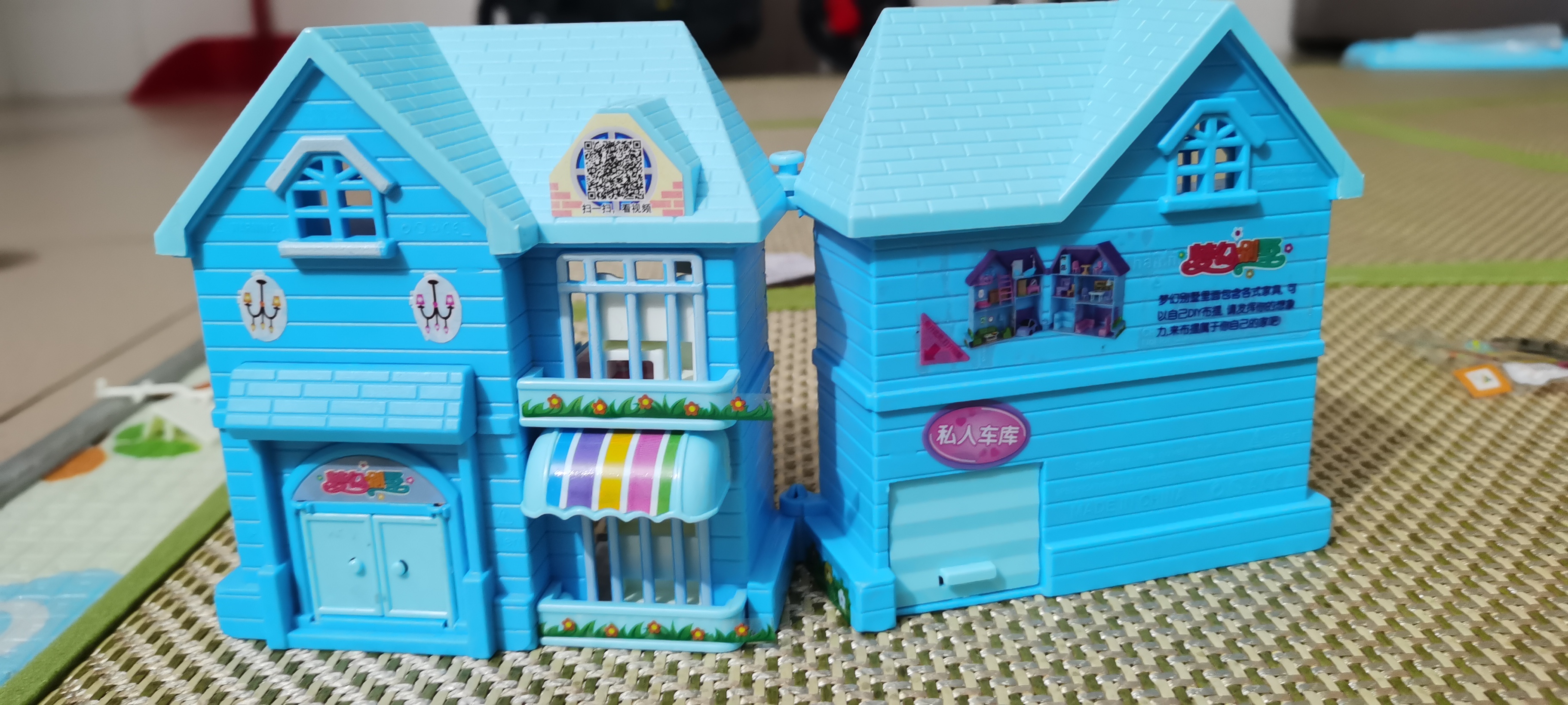 的床和衣柜一应俱全,仿佛能听到甜蜜的梦 梦幻别墅玩具塑料积木房子