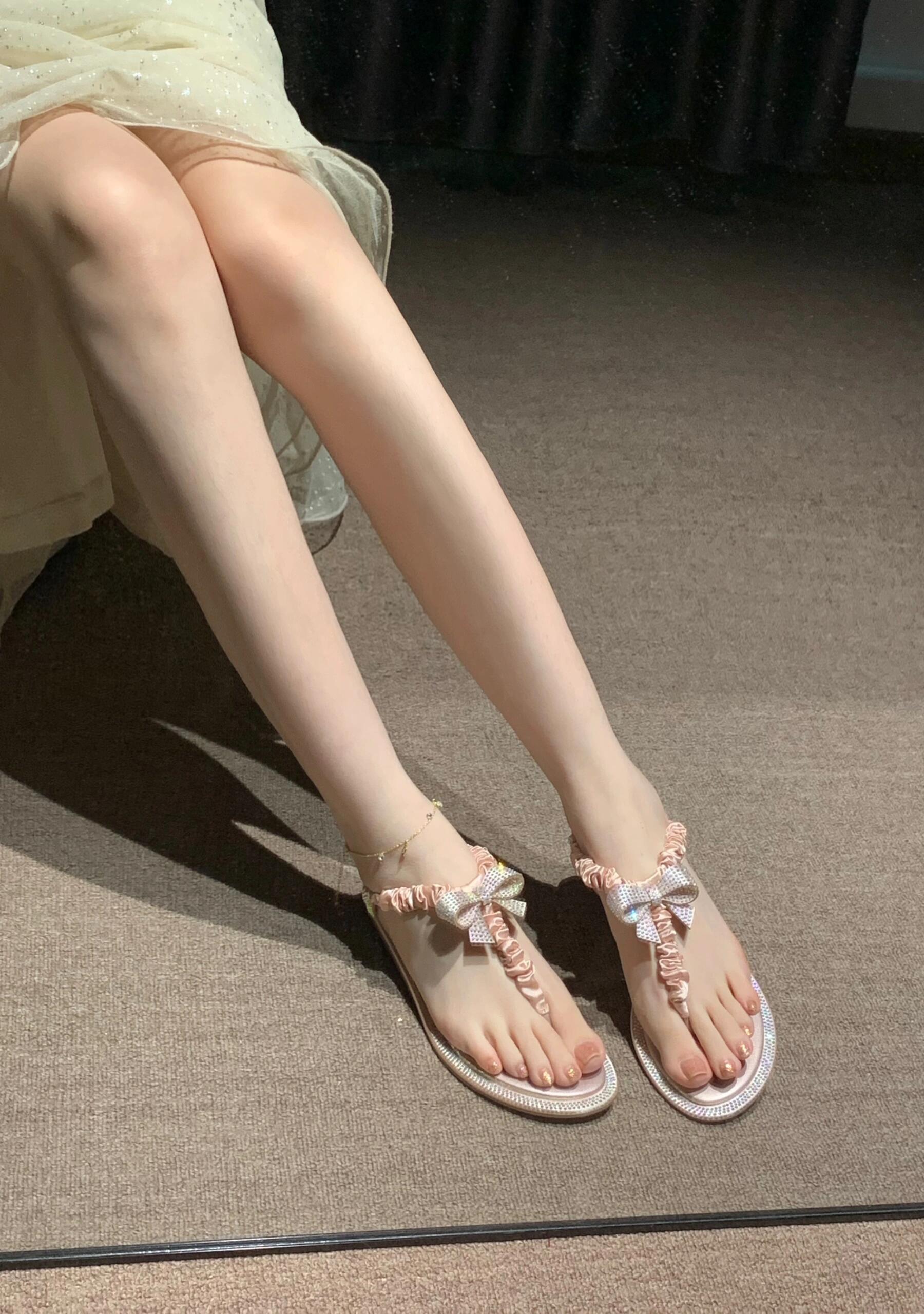 夏日的炎热也因为这双拖鞋变得可爱起来.