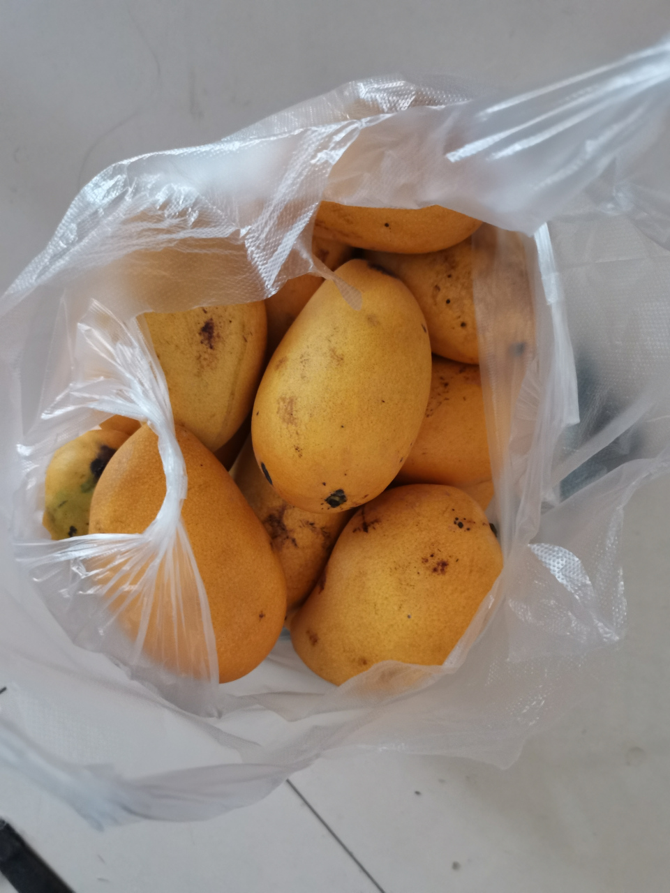 昨天10块钱路边小货车上买了一袋子芒果,称了下4