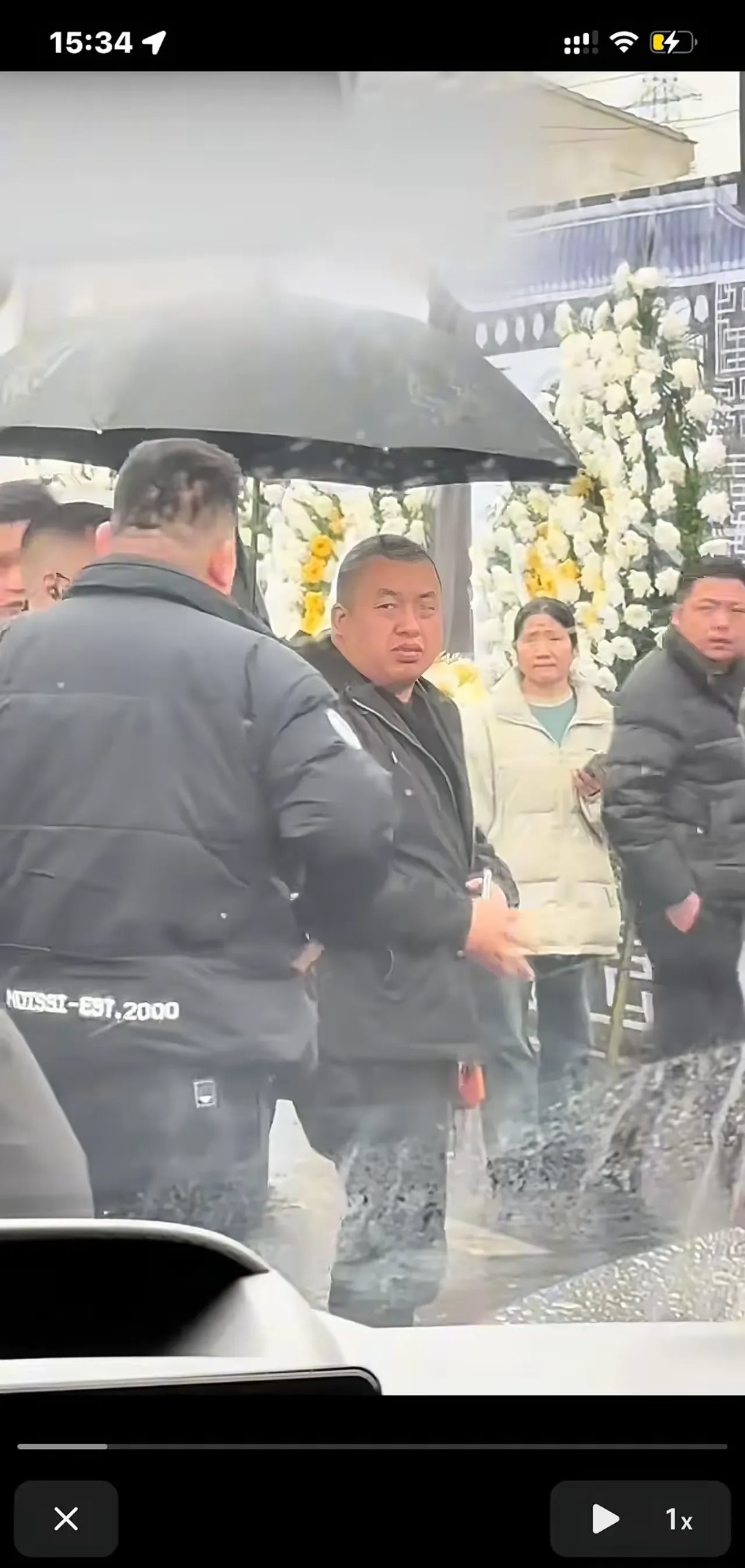 一个普通老人去世,他的儿子借着老人的网红身份,浩浩荡荡地叫来了