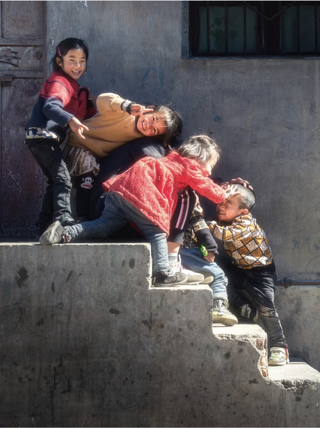 他们的笑声如同银铃般清脆,在空气中回荡,仿佛是世界上最动听的乐章