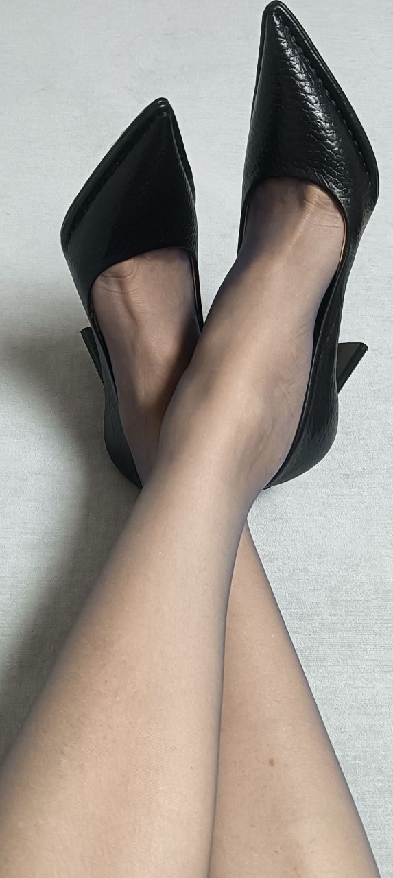 太热了太热了,捂着脚啦#丝袜# #高跟鞋