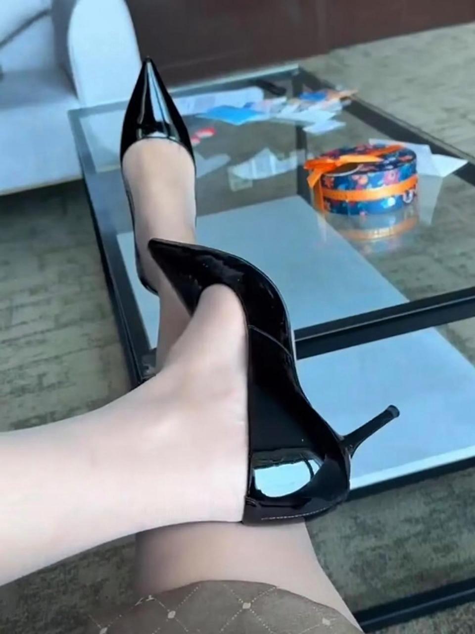 辛好提前下班了,要不然淋雨鞋子都要打湿#丝袜# #高跟鞋