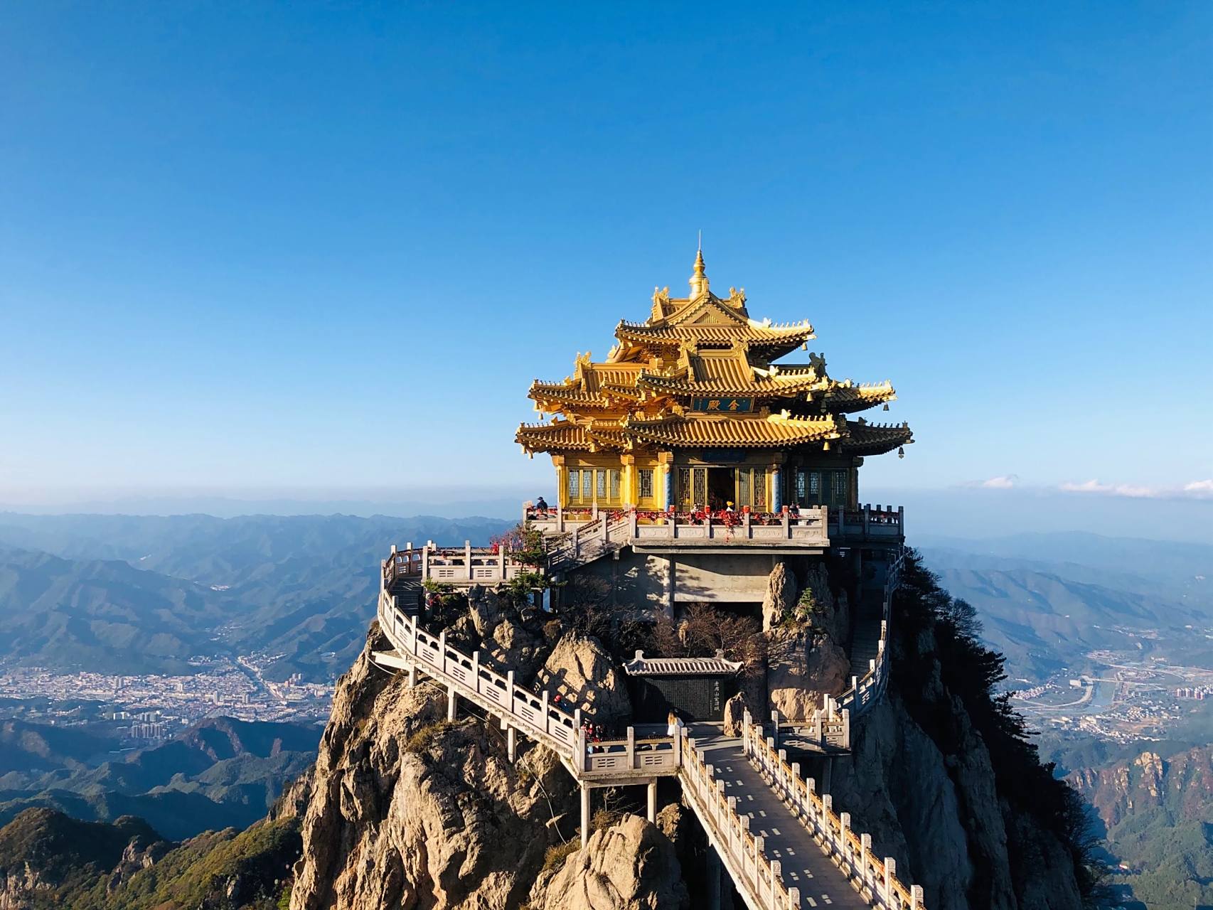 老君山旅游风景区,在河南省洛阳市栾川县城东南三公里处.