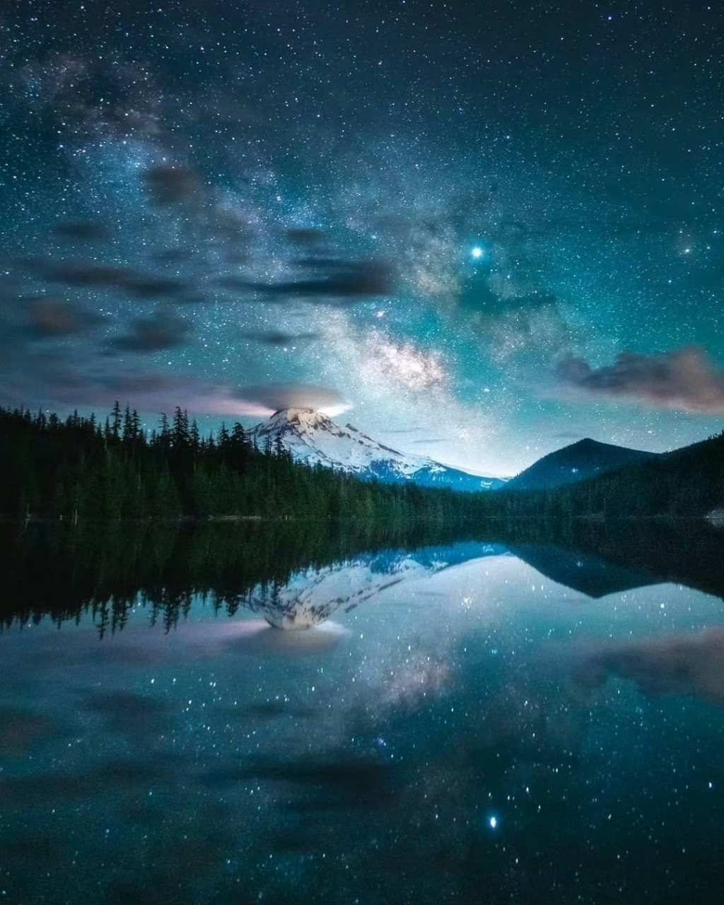 旅游# 外国摄影师镜头下的星空,无数颗星星在夜空下闪闪发亮,太美 !!