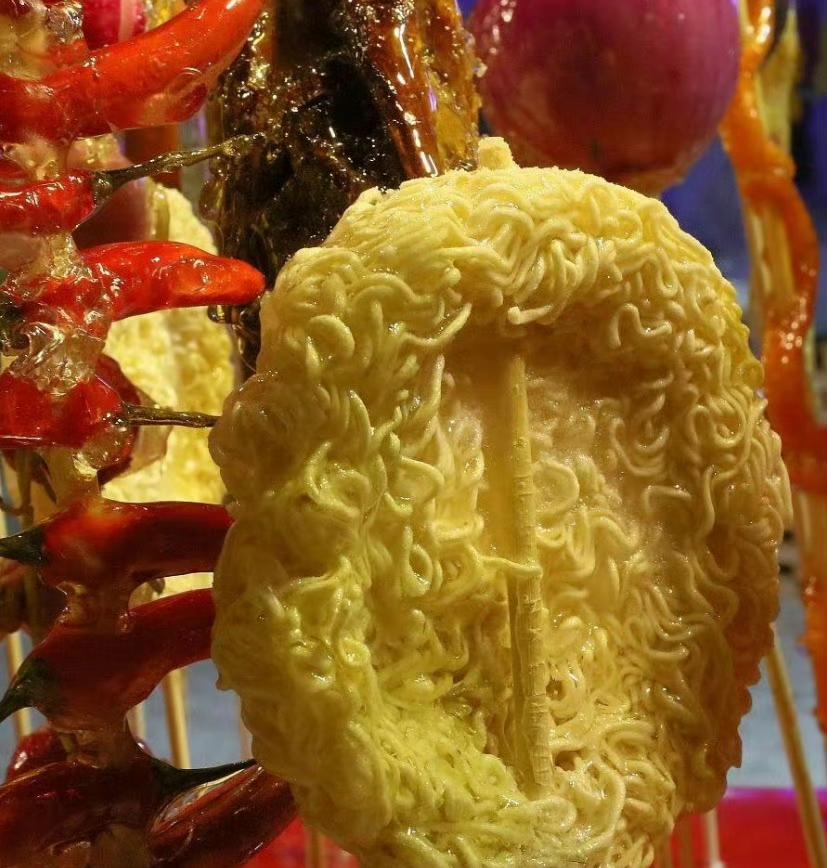 是我长大以来,在街上第一次见过的各种各样的葫芦糖,我也买了好几样