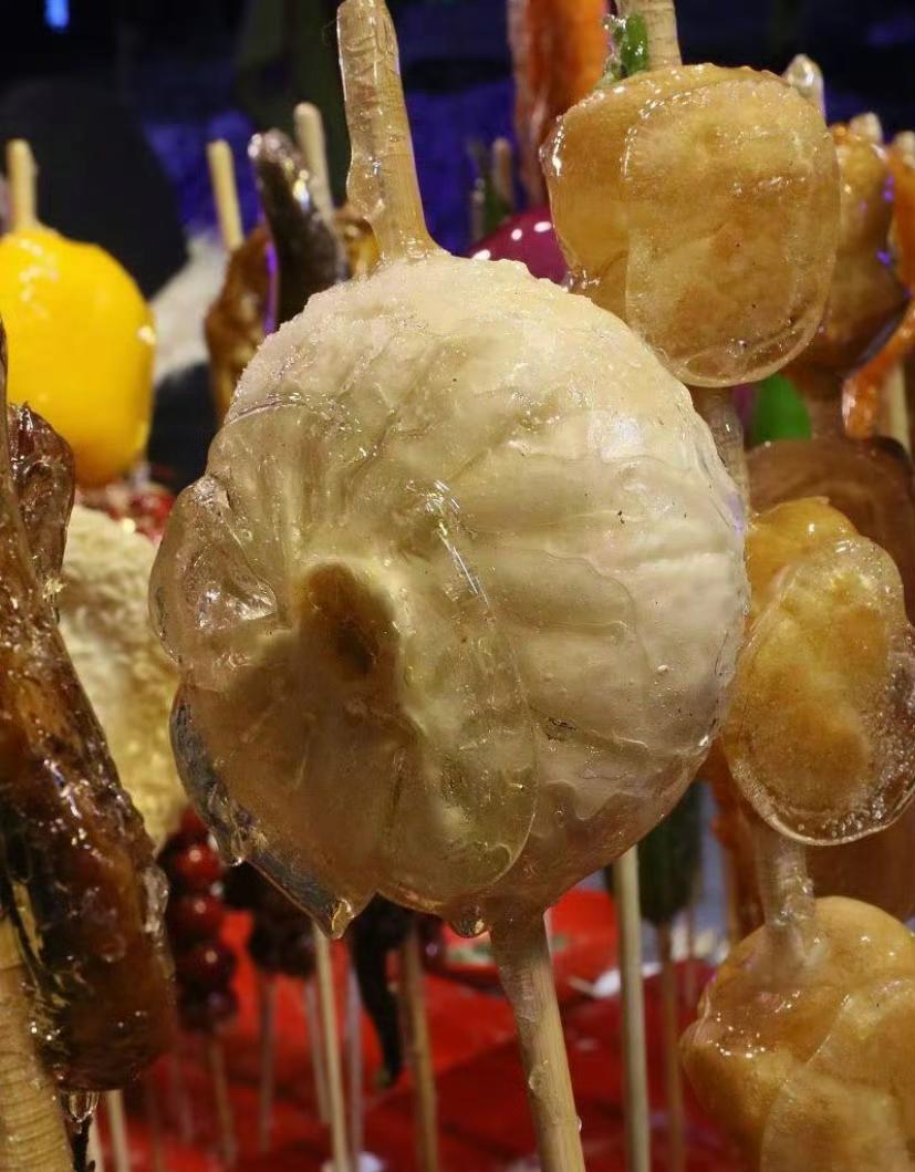 是我长大以来,在街上第一次见过的各种各样的葫芦糖,我也买了好几样