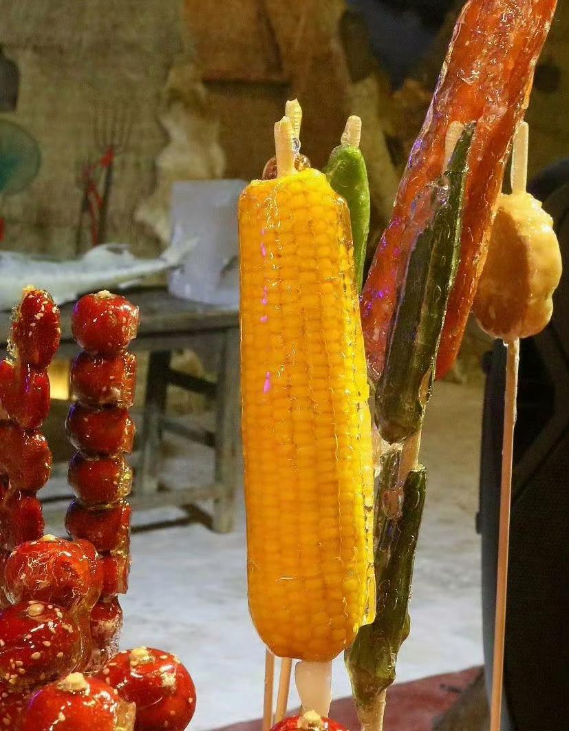 是我长大以来,在街上第一次见过的各种各样的葫芦糖,我也买了好几样