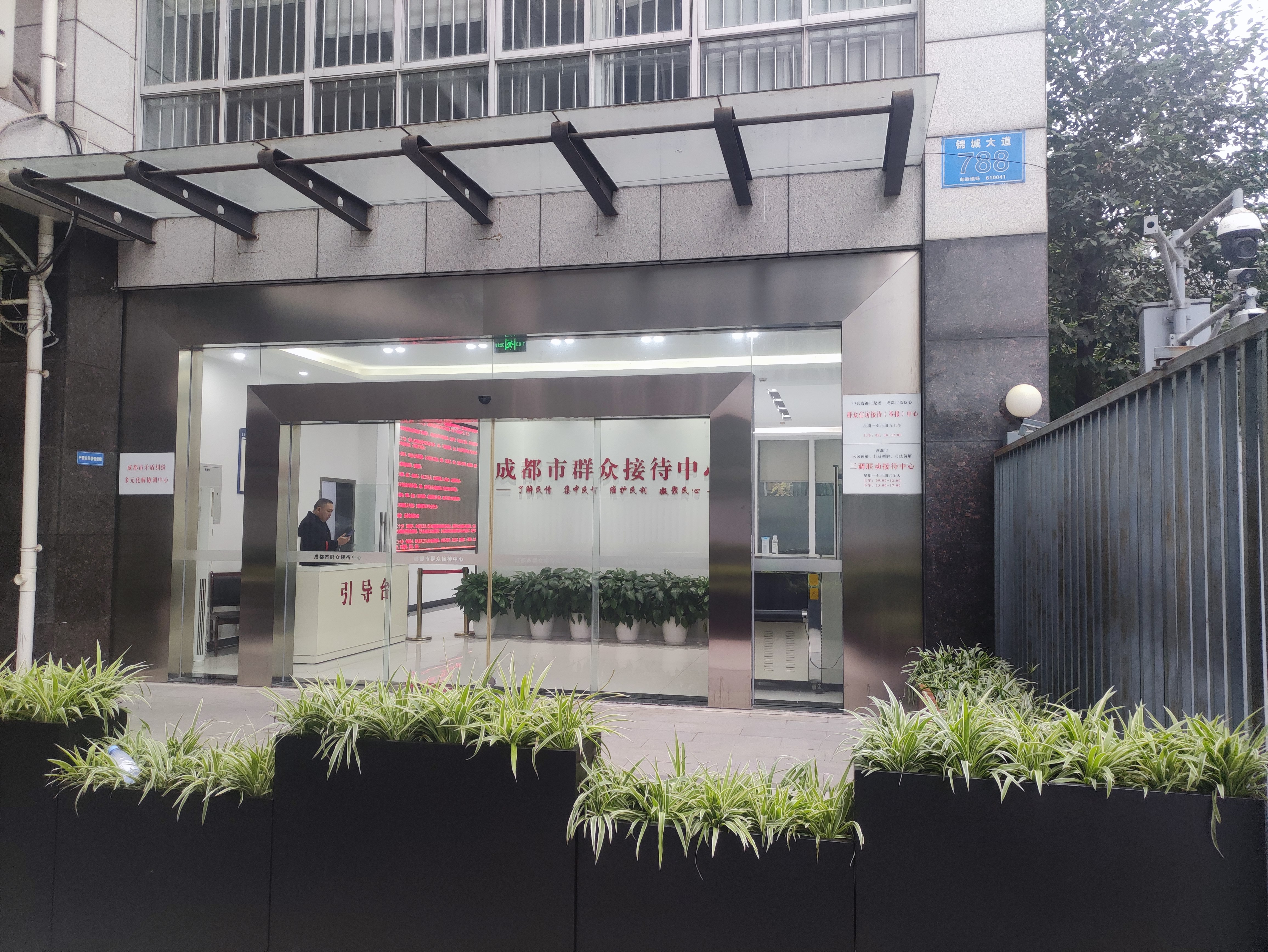 今天上午又在信访接待中心,来了一位老人