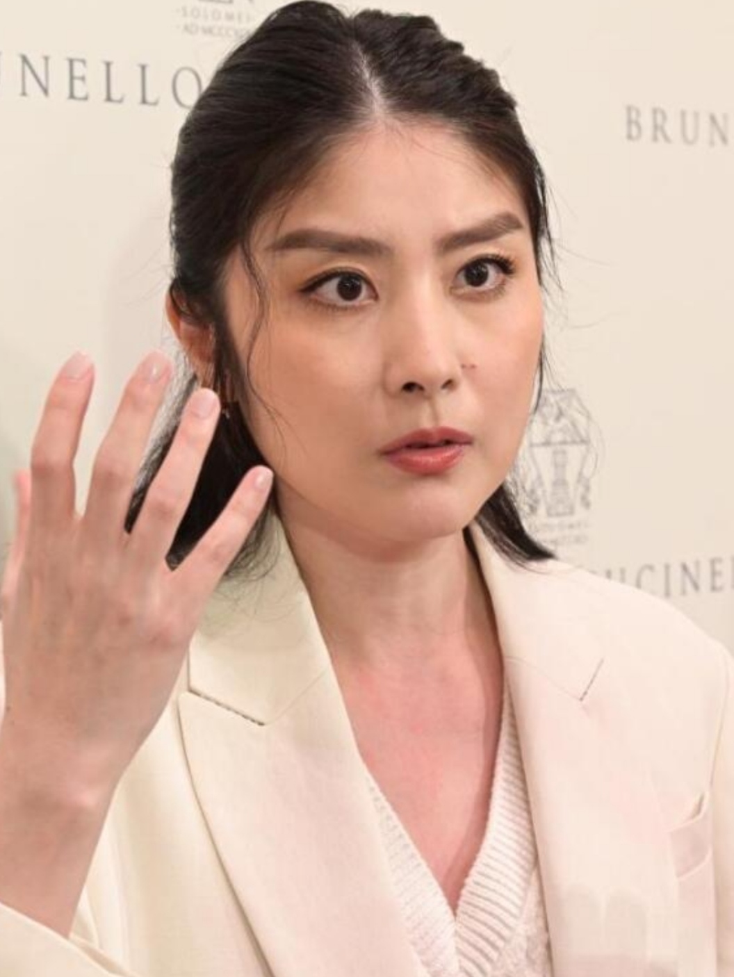 张慧琳这照片没照好吧,还是车祸后在家吃睡太多,女神变大胖脸了.