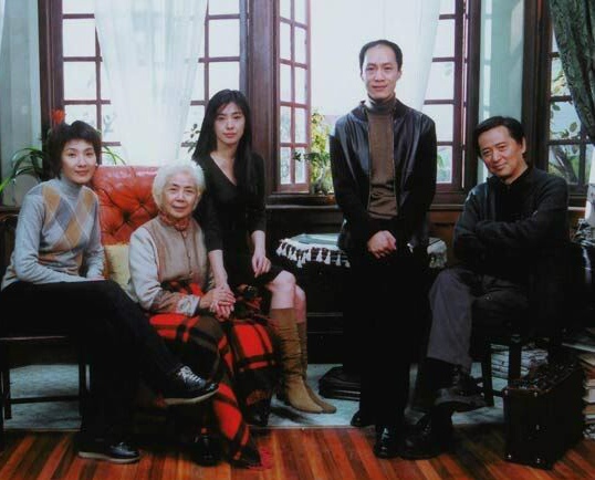 他俩在电影《美丽上海》合作过,两人分饰阿荣和大哥,而母亲和小妹分别