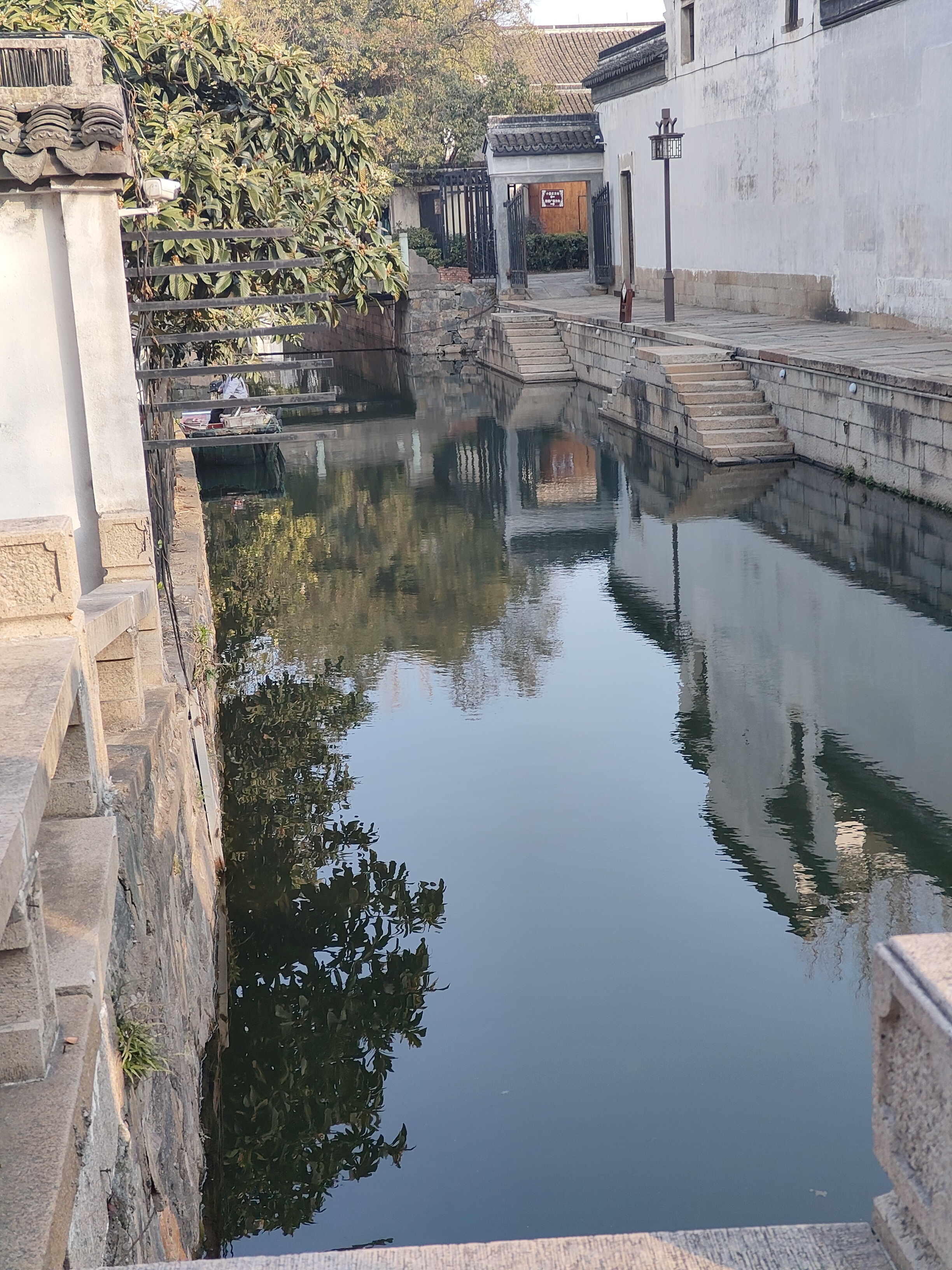 江南烟雨笼轻纱,水波涟涟映晚霞. 舟行碧波轻摇曳,风拂柳丝舞翩跹.