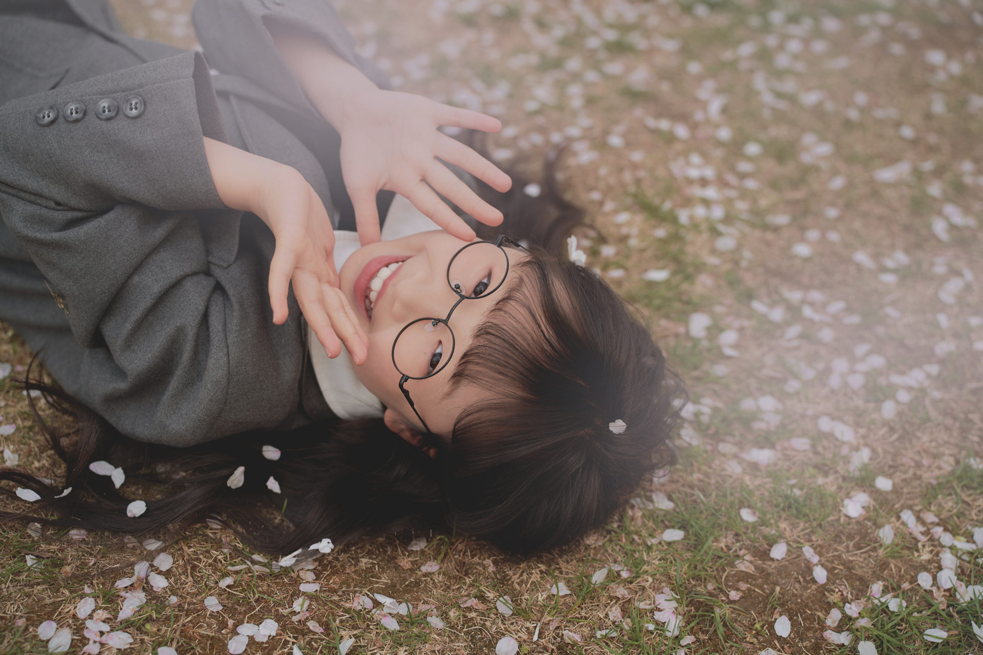 沉浸在樱花中的小小机灵姐~  美美哒[开心]