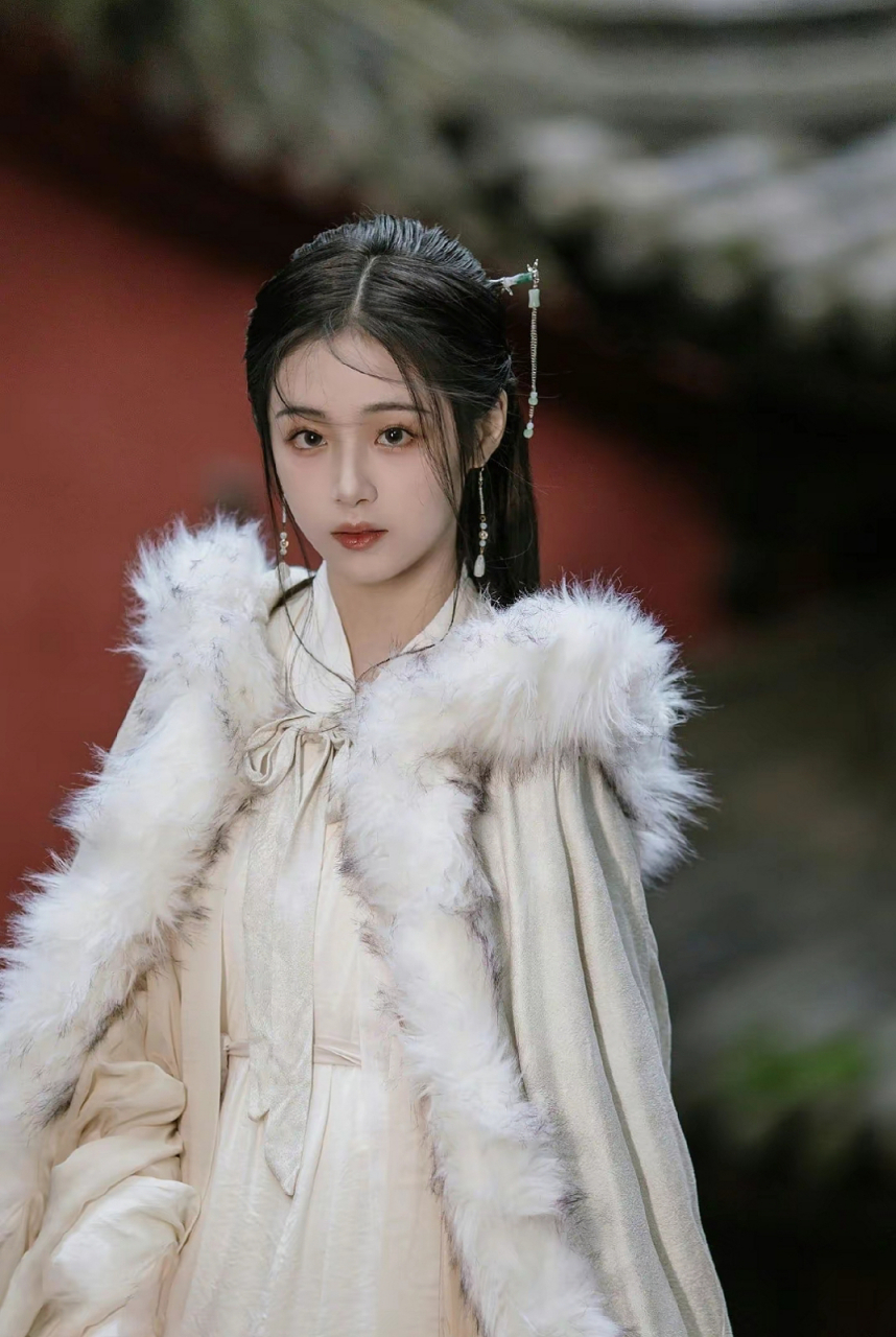 古风汉服女生壁纸 彻悟后,便去水中捞月,沿途花事轻浮,谎话香艳.