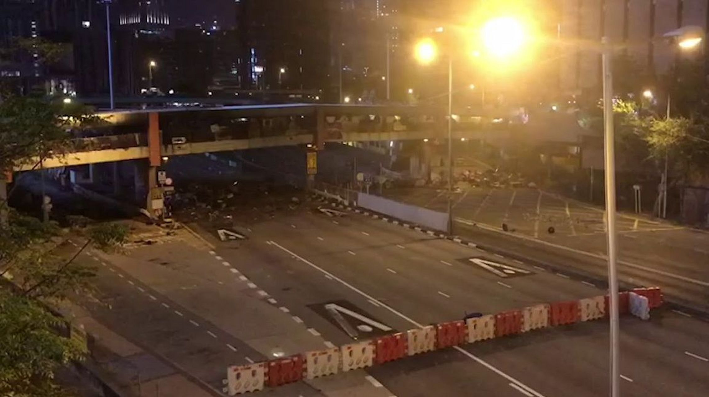 示威者包围港理大 港警播放《监狱风云》主题曲并喊话:出来投降