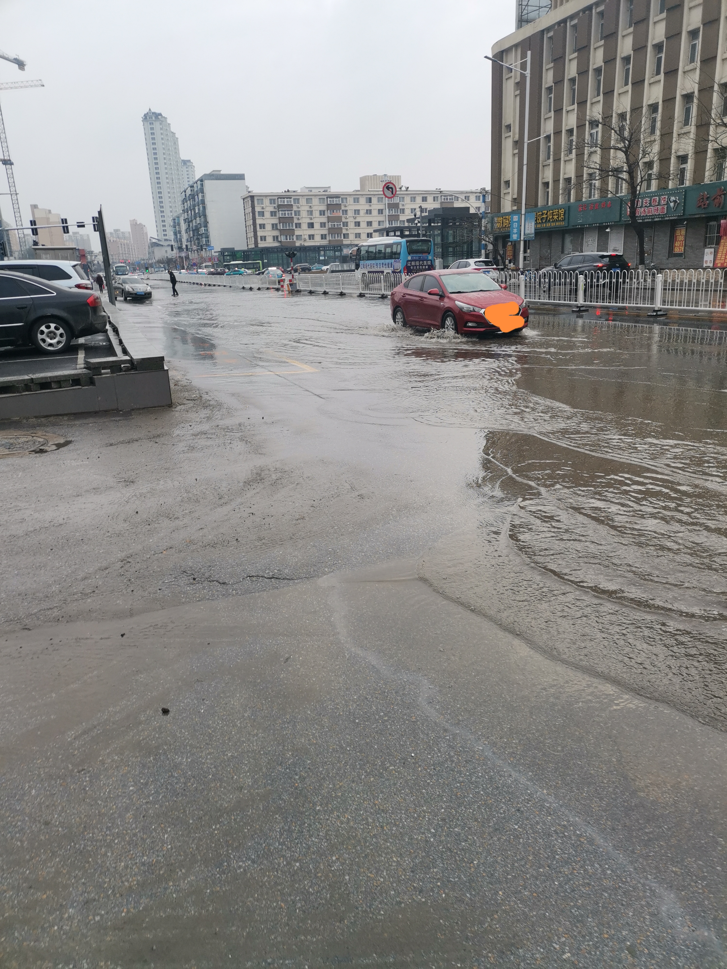 唉刚修完 "积水淹没了街道,仿佛进入了一个水世界