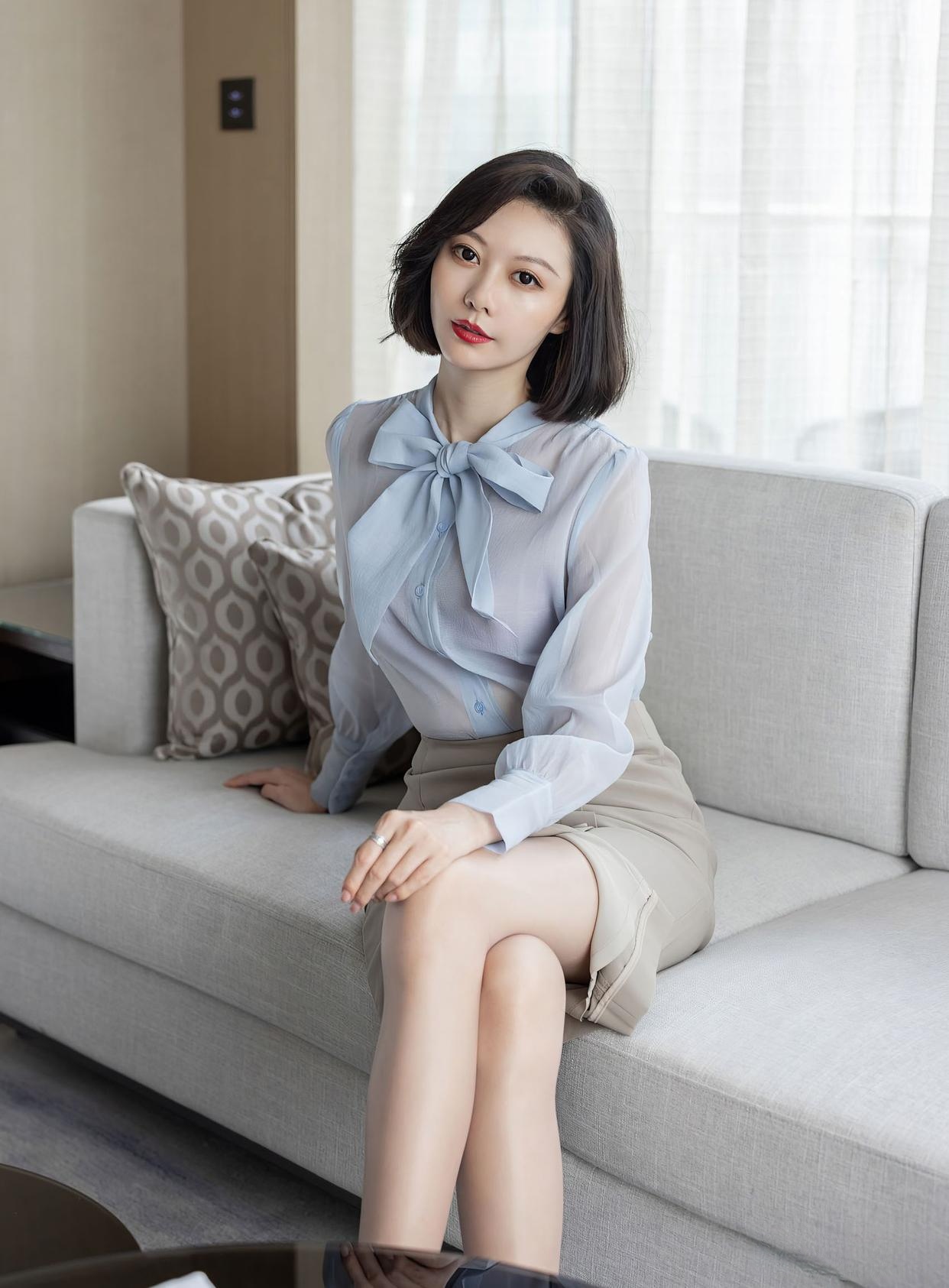 付艺轩ol服饰写真,身材曼妙,尽显成熟女人的风韵.