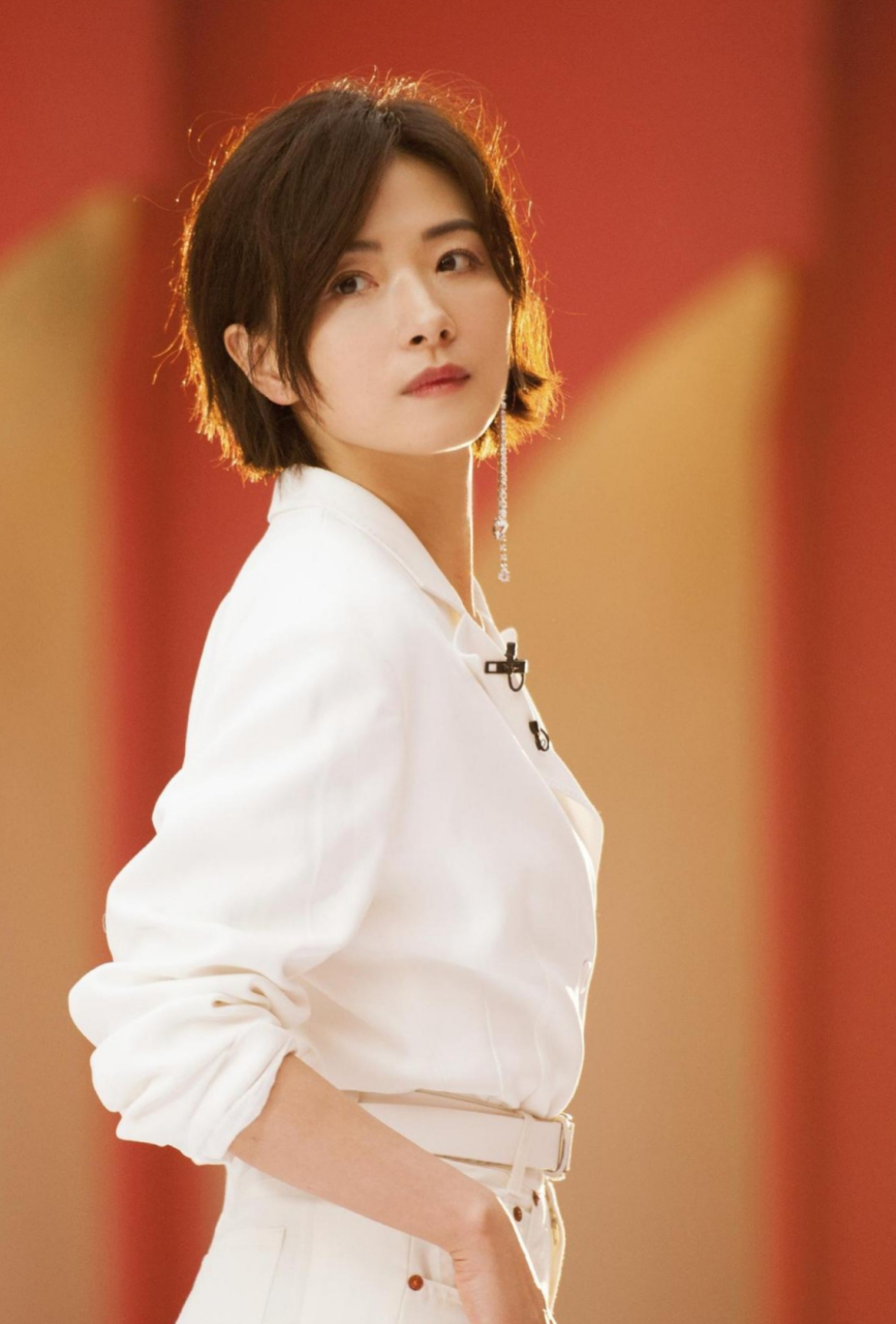 短发的万茜透出精明干炼,一智慧练达的爽利风格,各种时尚职场穿搭完美