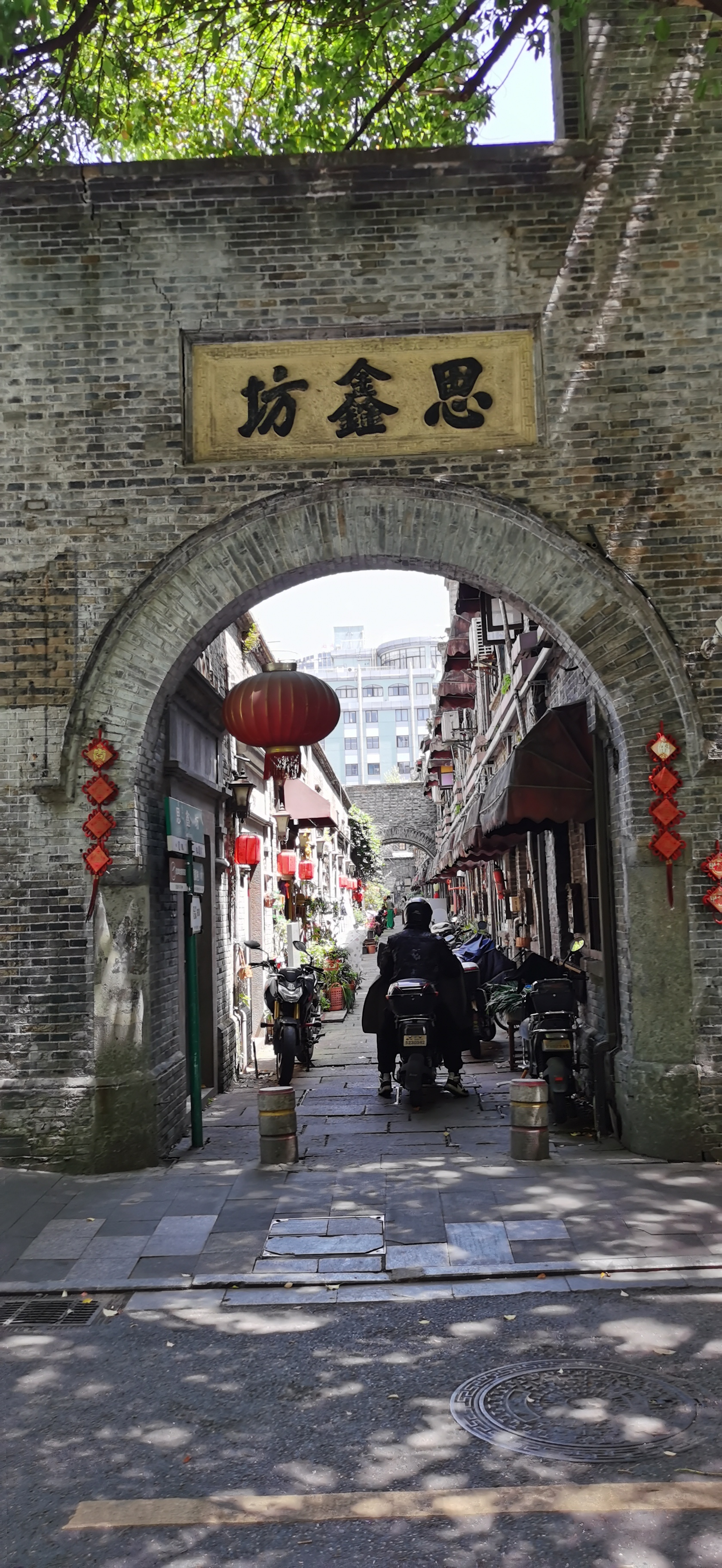 近日,浙江一位何同学因拒绝给网约司机好评引起网友讨论