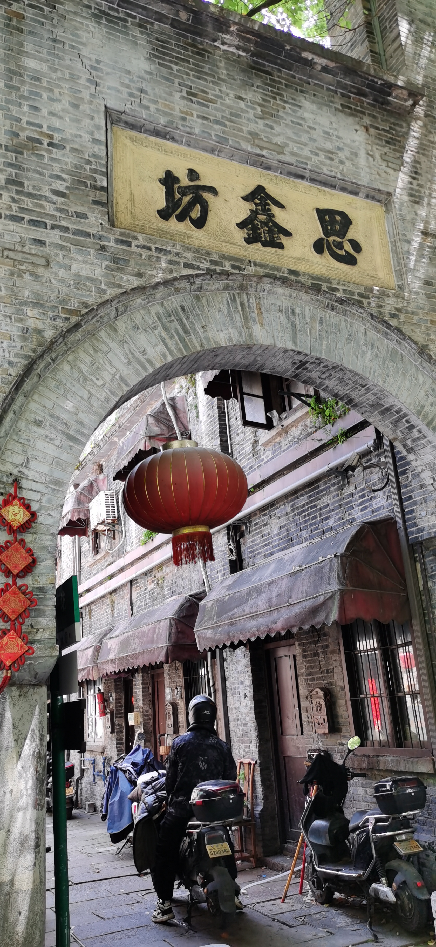 近日,浙江一位何同学因拒绝给网约司机好评引起网友讨论