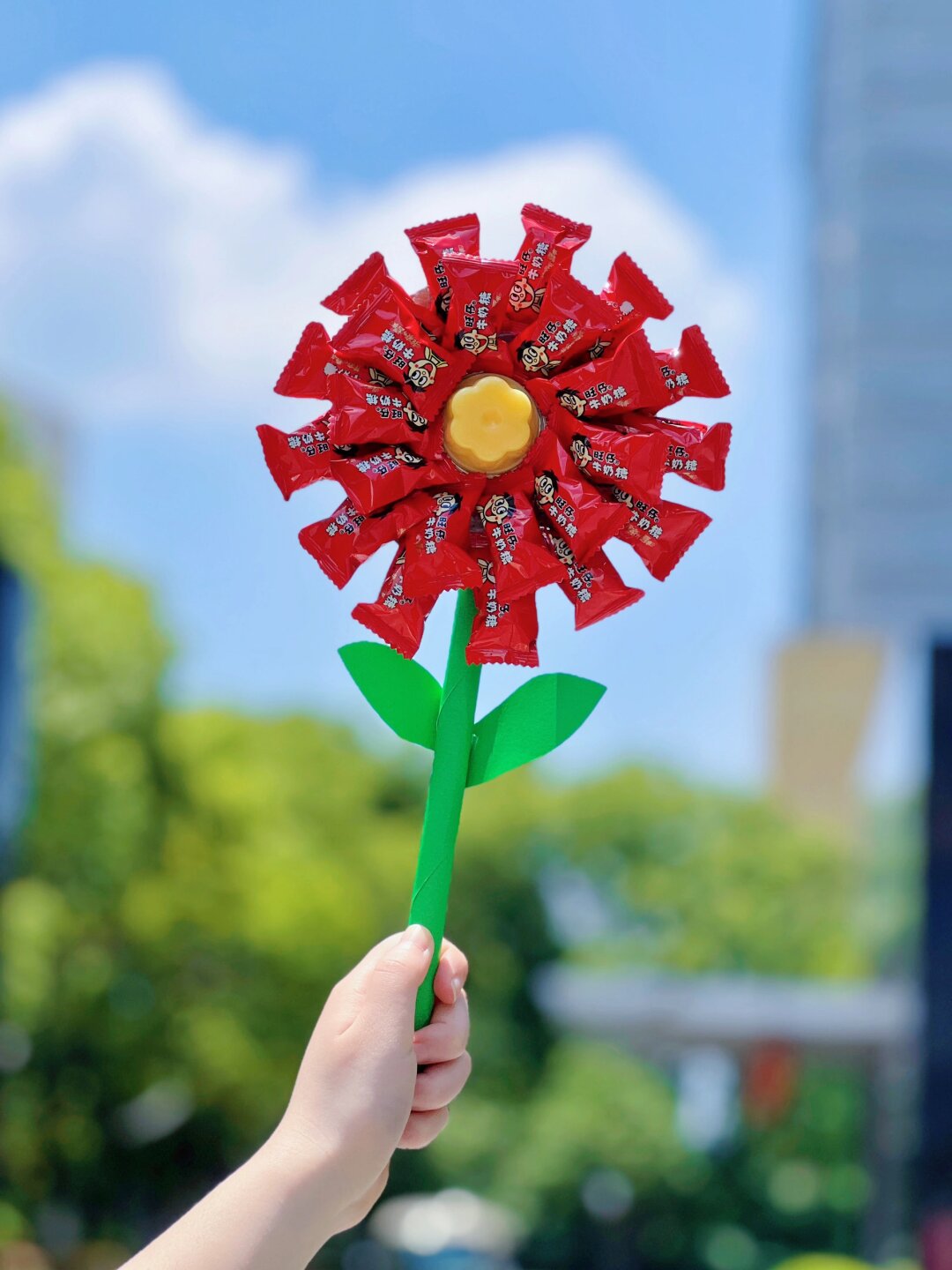 今日入手一神奇装饰品,红糖果纸巧妙折叠成花瓣,宛如盛开的花朵,中间