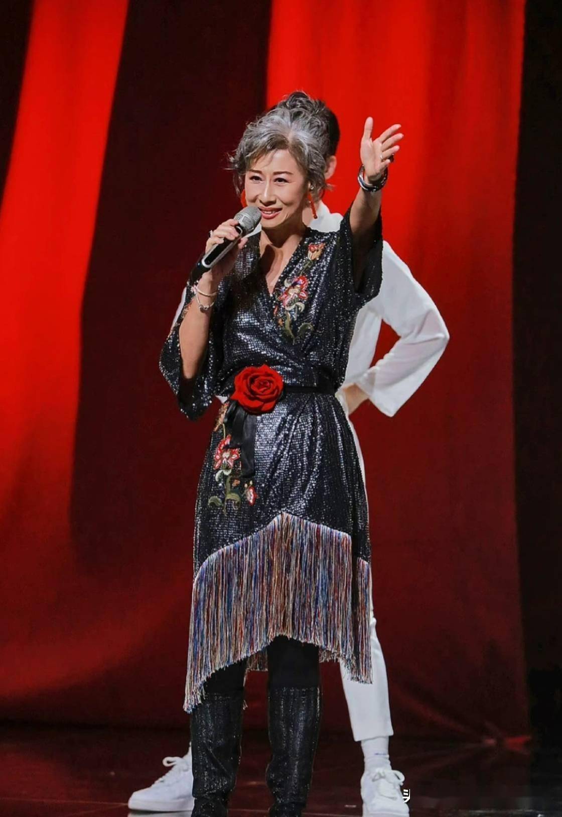 根据安排有四位著名的女歌手将在开幕式上献唱