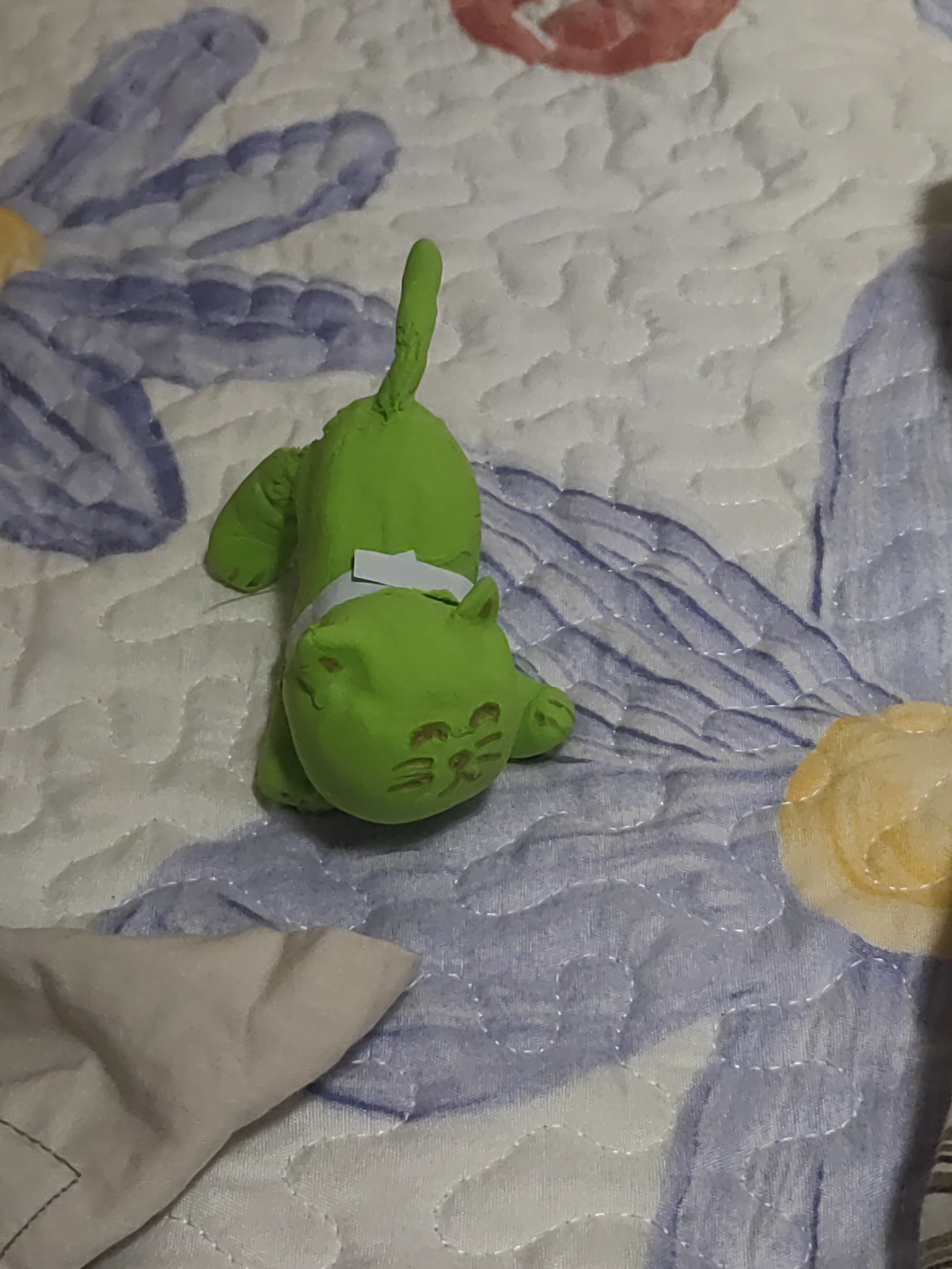 自己用橡皮泥捏的绿色猫猫摆件,不喜勿喷.